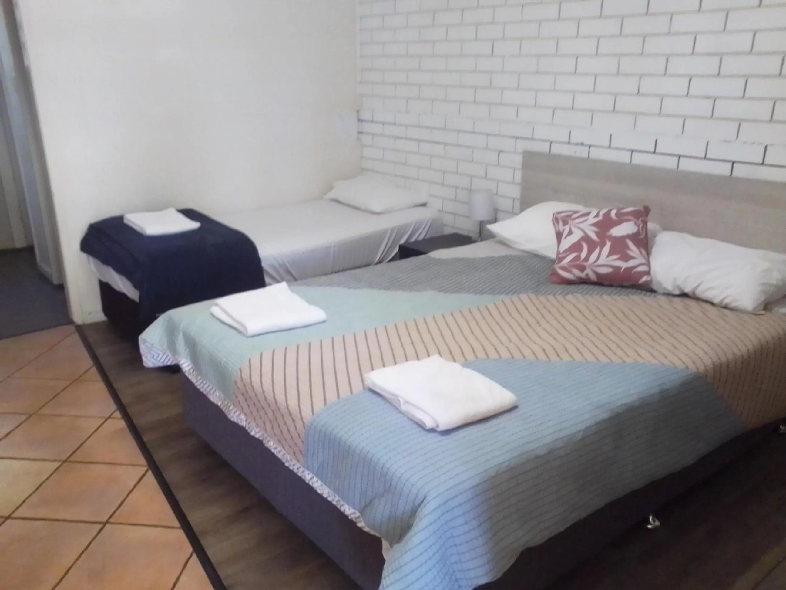 Twin Room in Paradise Motel