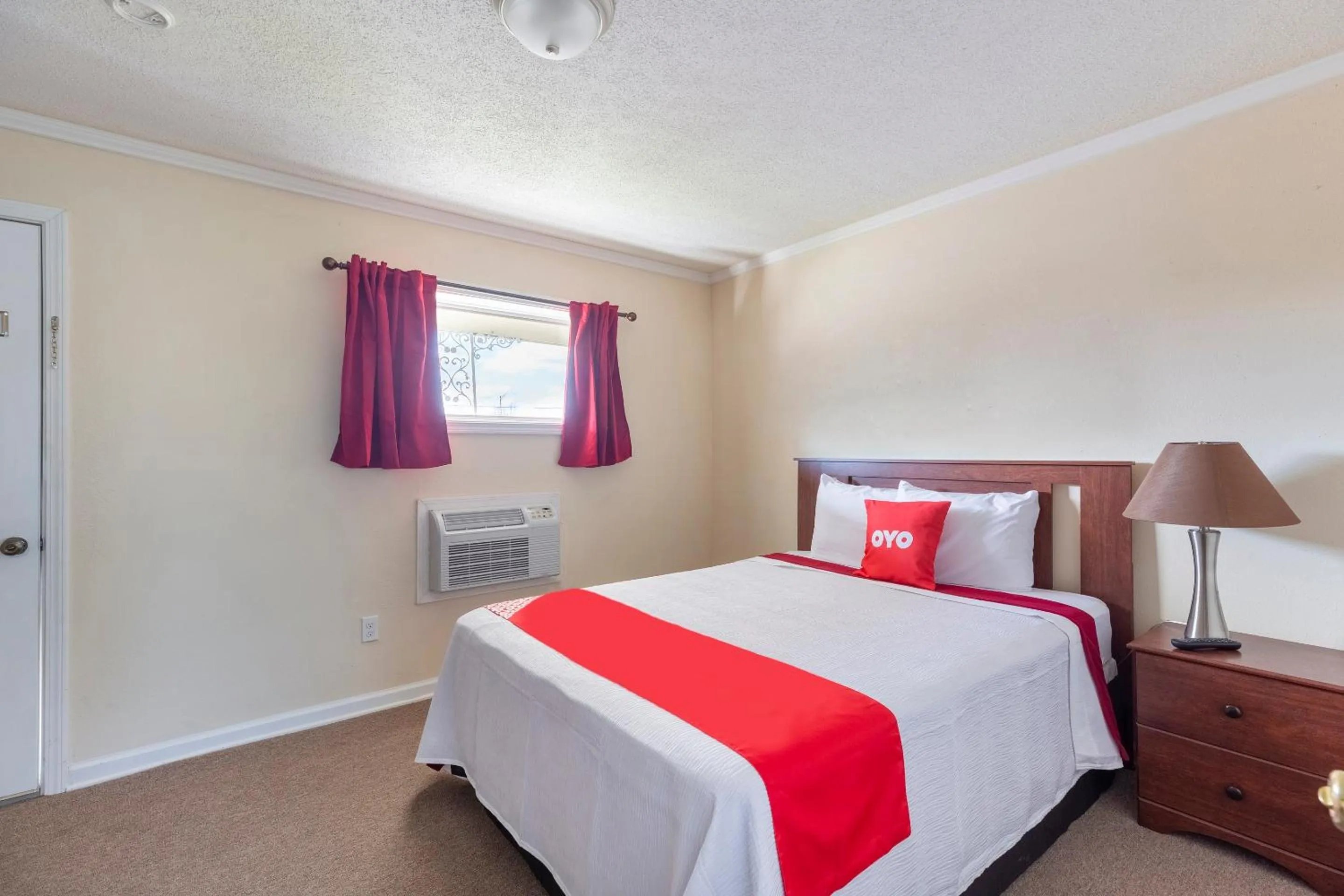 Queen Room in OYO Hotel Cave City KY