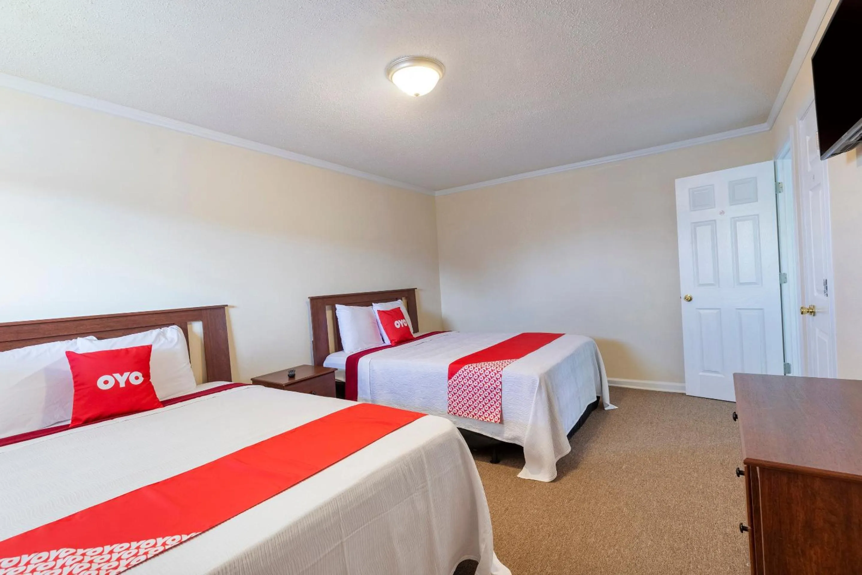 Queen Room with Two Queen Beds in OYO Hotel Cave City KY