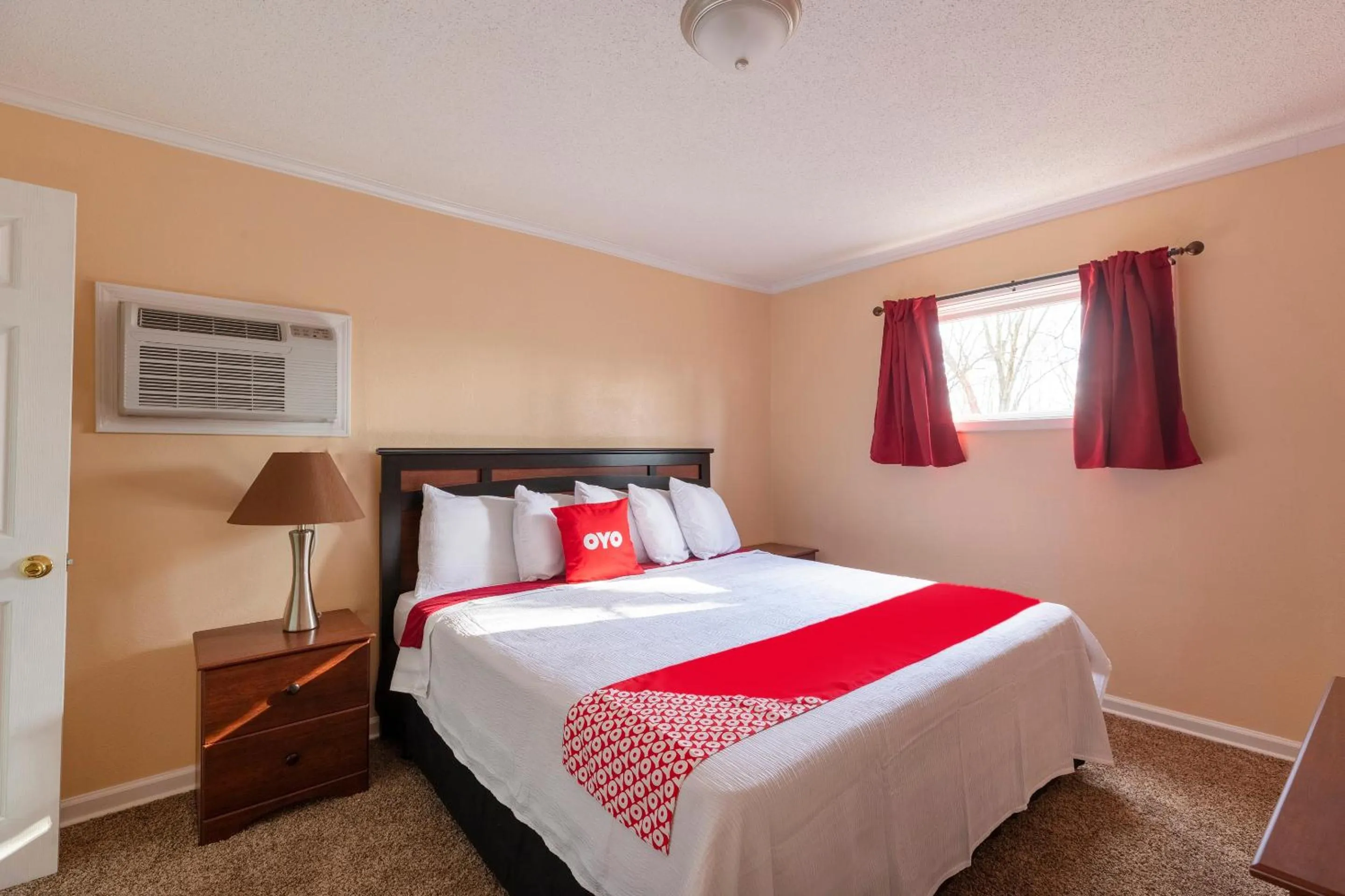 King Bed with Pull Out in OYO Hotel Cave City KY