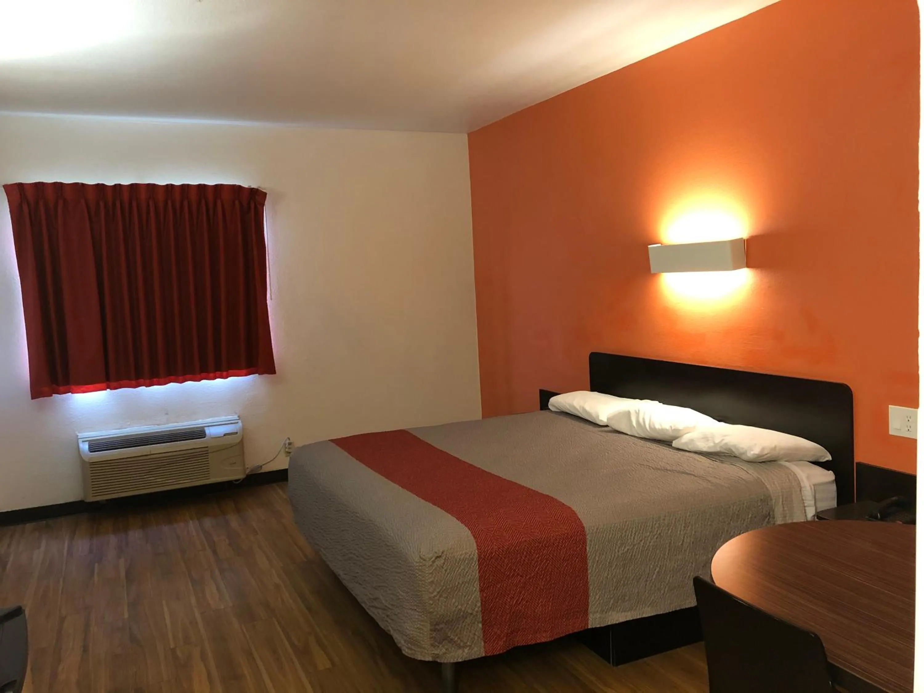 Deluxe King Room - Non-Smoking in Motel 6-Woodway, TX