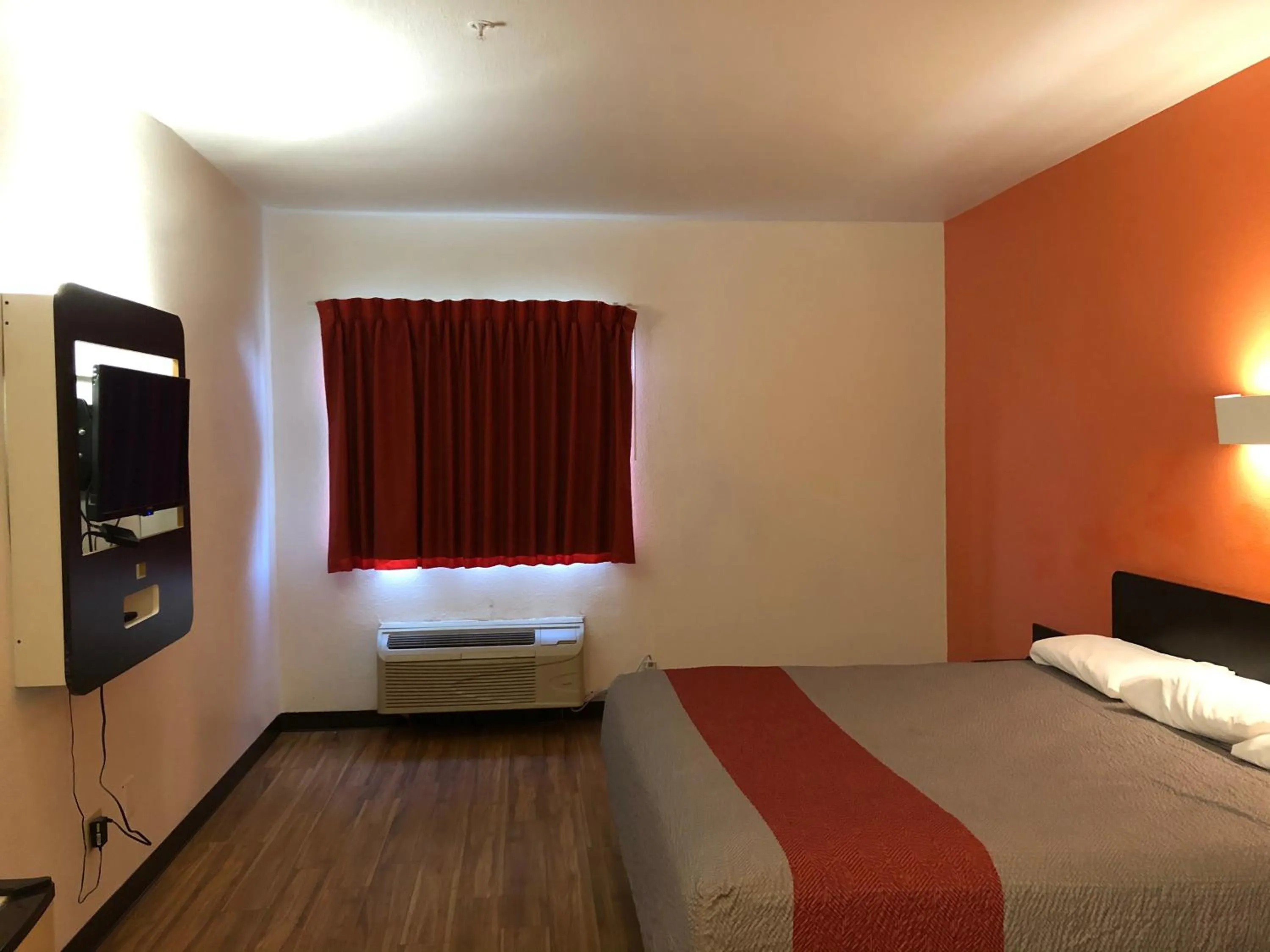 Deluxe King Room - Smoking in Motel 6-Woodway, TX