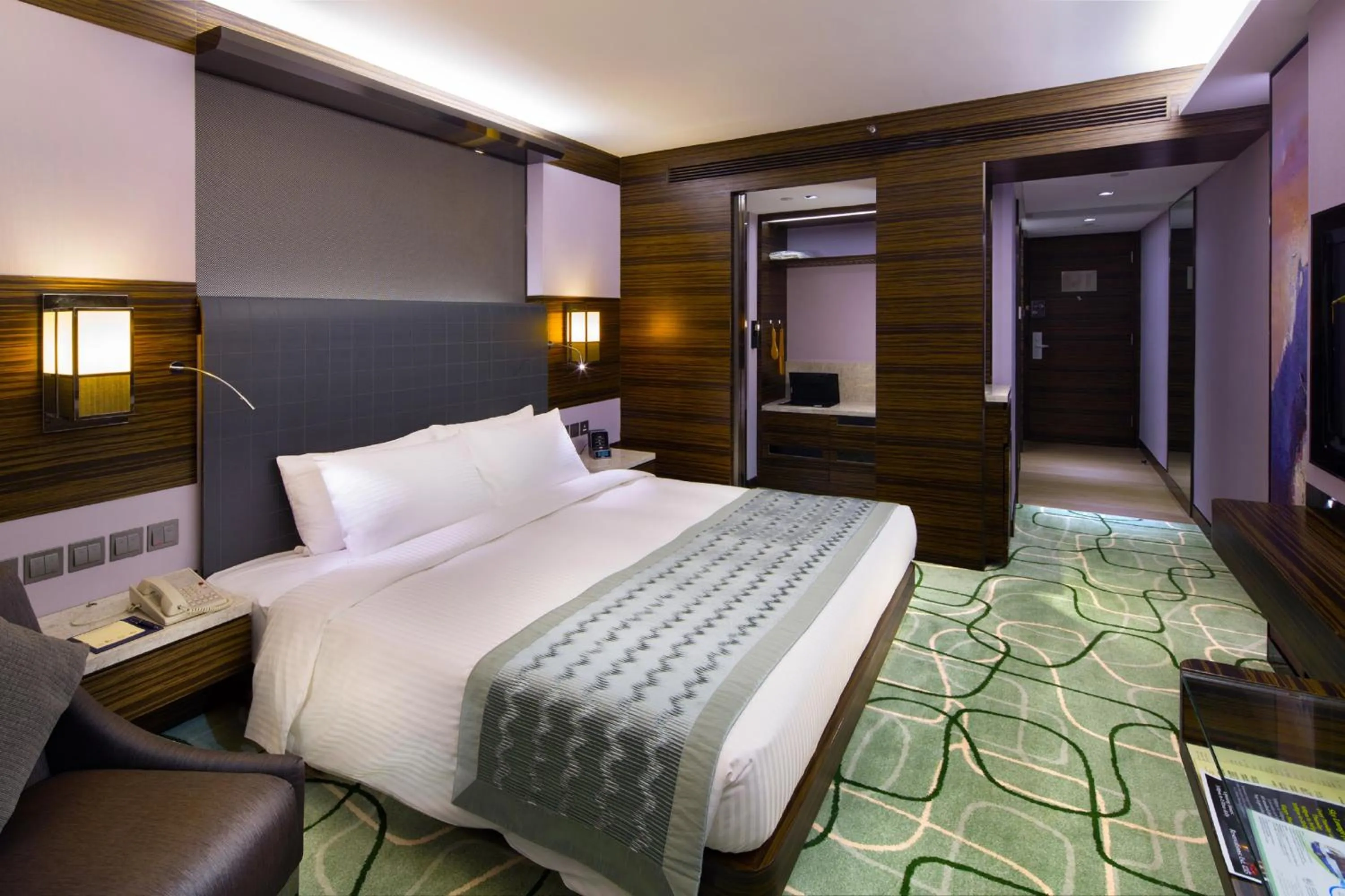 Residence Club Deluxe Room with Executive Lounge Access in New World Millennium Hong Kong Hotel
