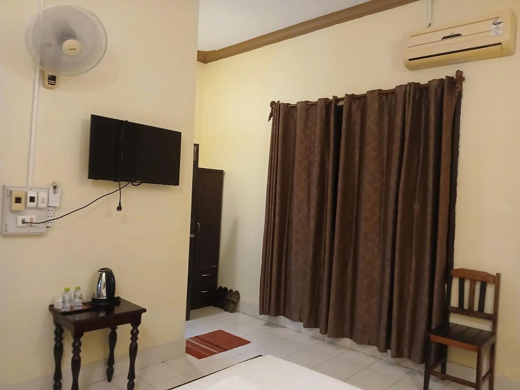 Budget Double Room in Vang Vieng Camellia Hotel