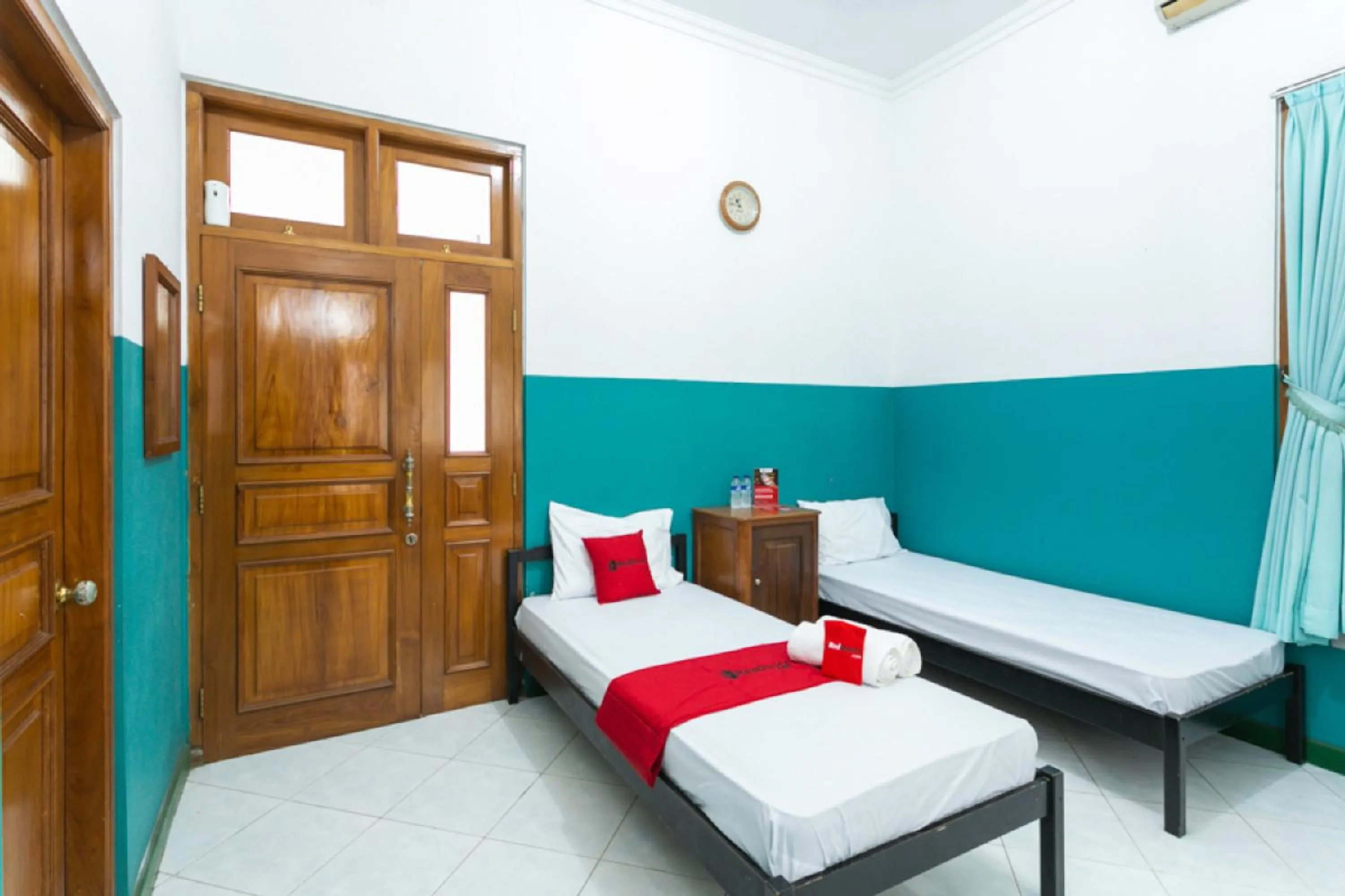 Twin Room in RedDoorz Syariah near Alun Alun Magelang Bayeman