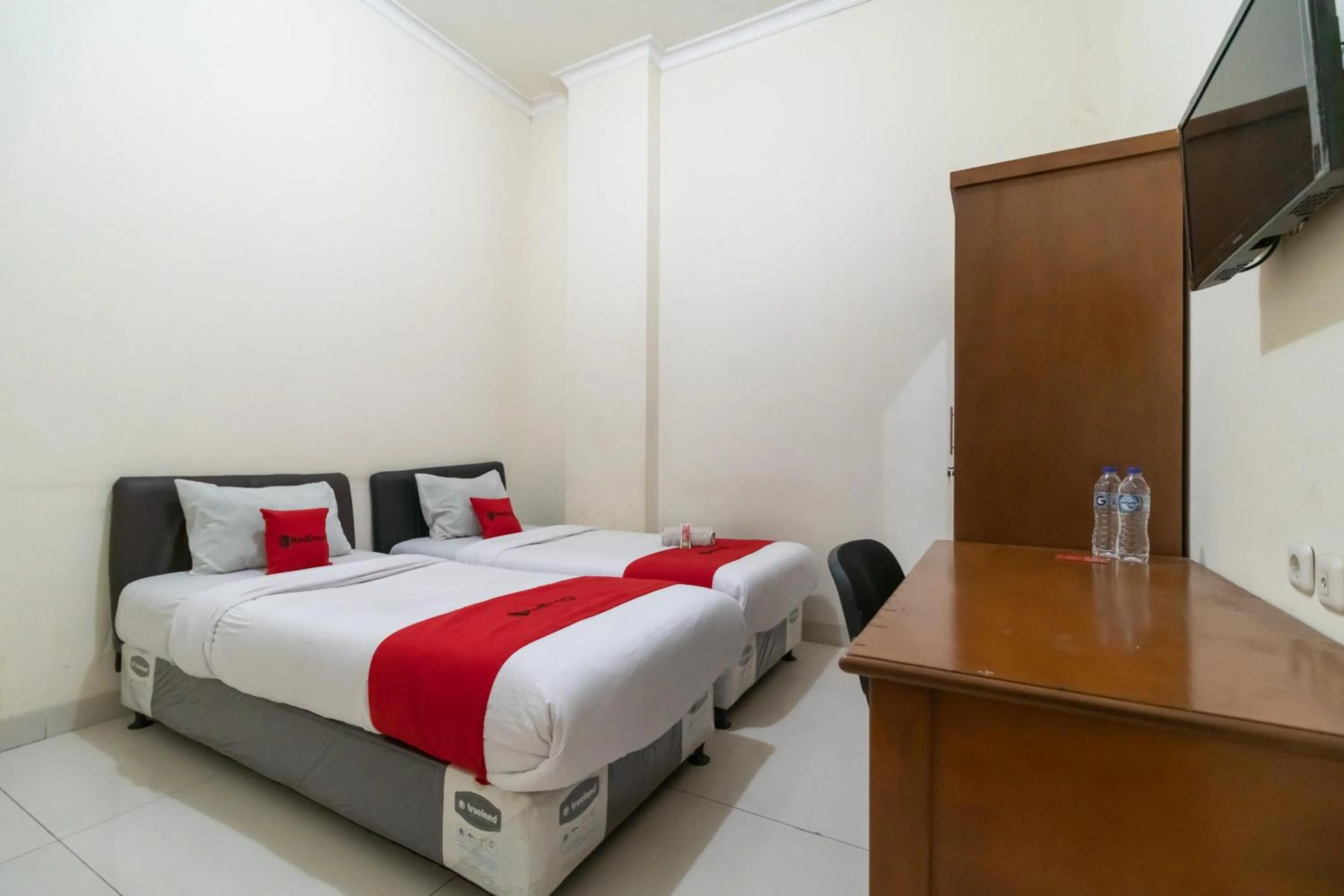 Twin Room in RedDoorz near Universitas Esa Unggul Bekasi Harapan Indah
