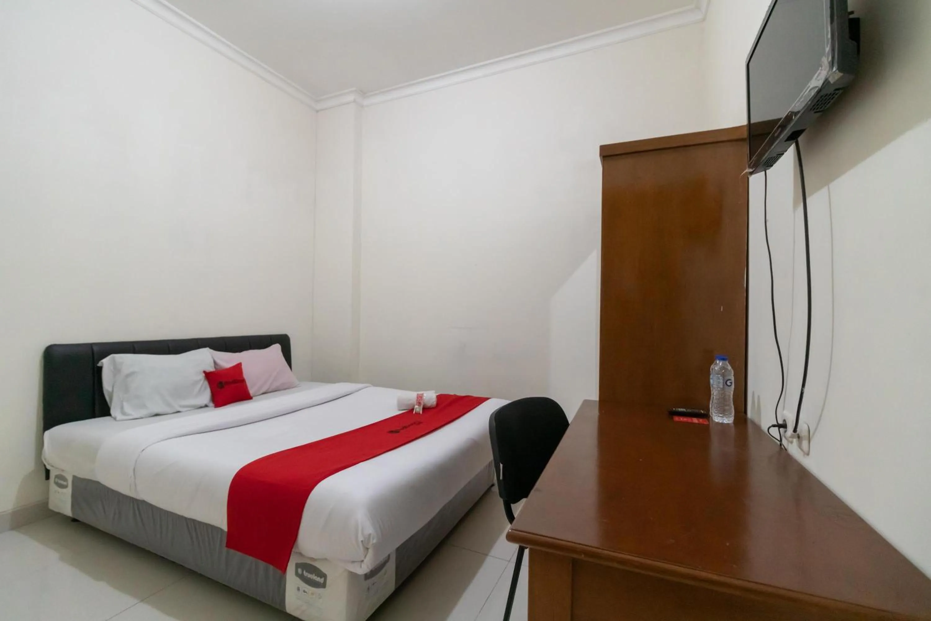 Double Room in RedDoorz near Universitas Esa Unggul Bekasi Harapan Indah