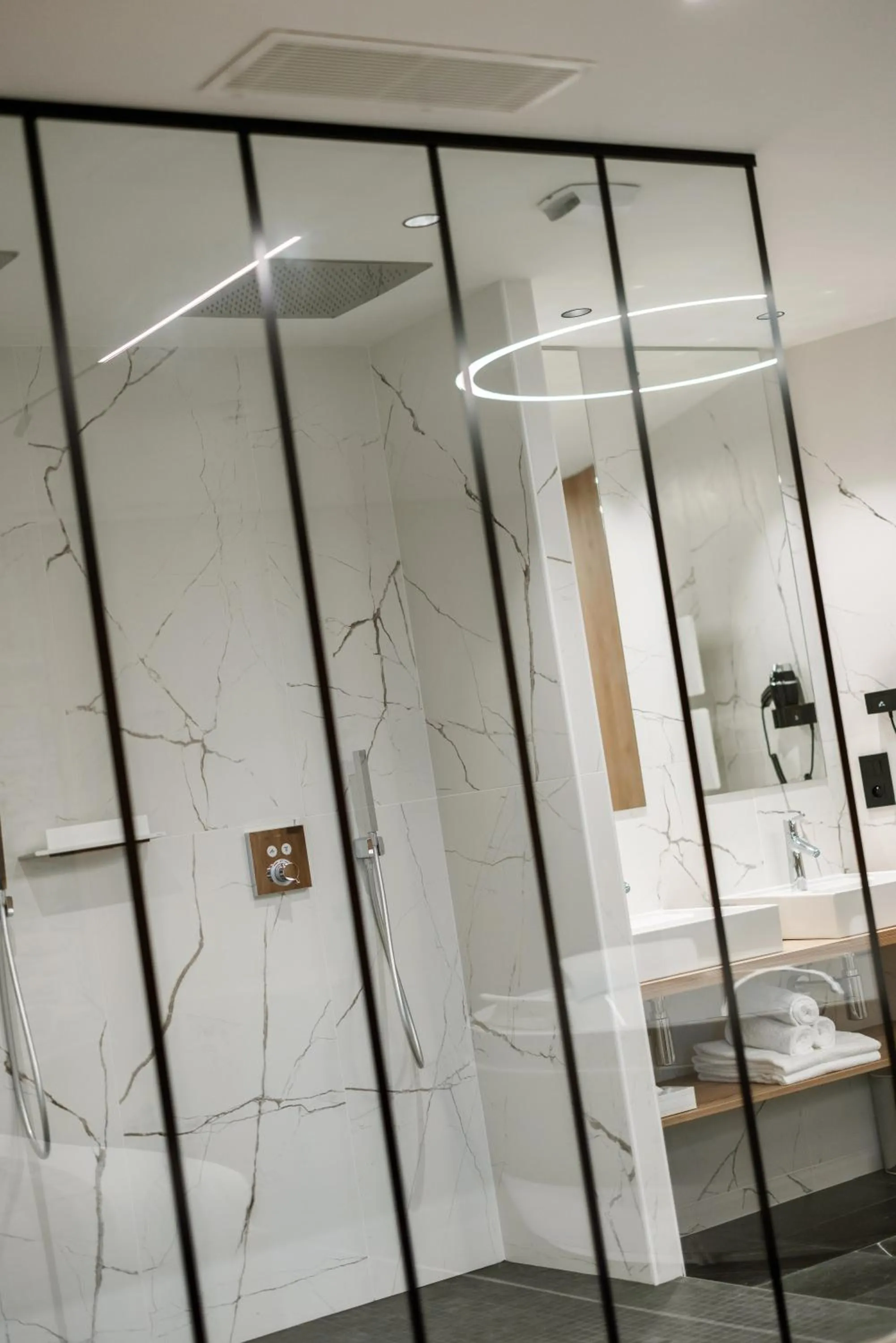 Deluxe Double Room with Bath in Logis Hôtel Parenthèse, Restaurant & Spa