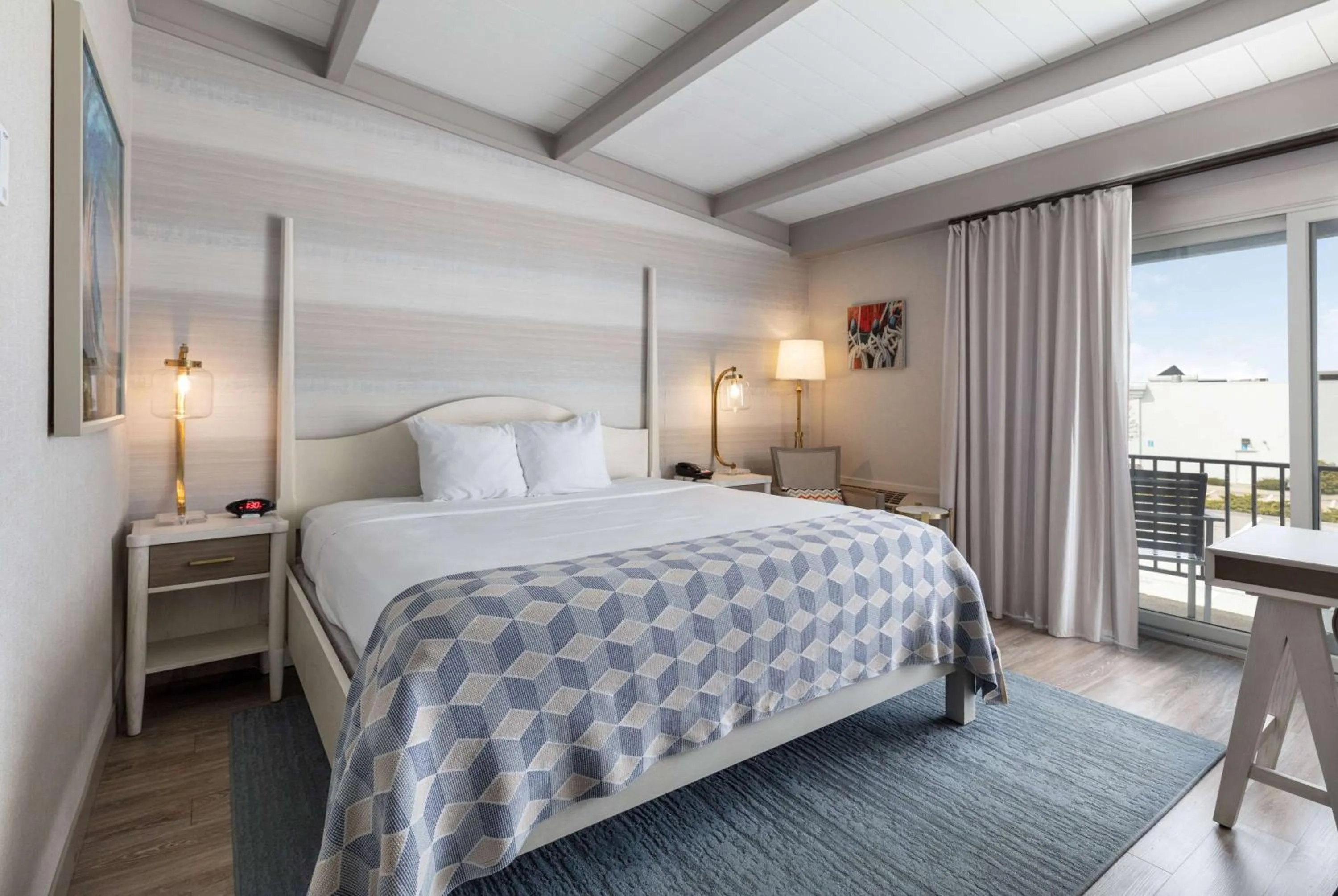 King Room - Non-Smoking in Howard Johnson by Wyndham Middletown Newport Area