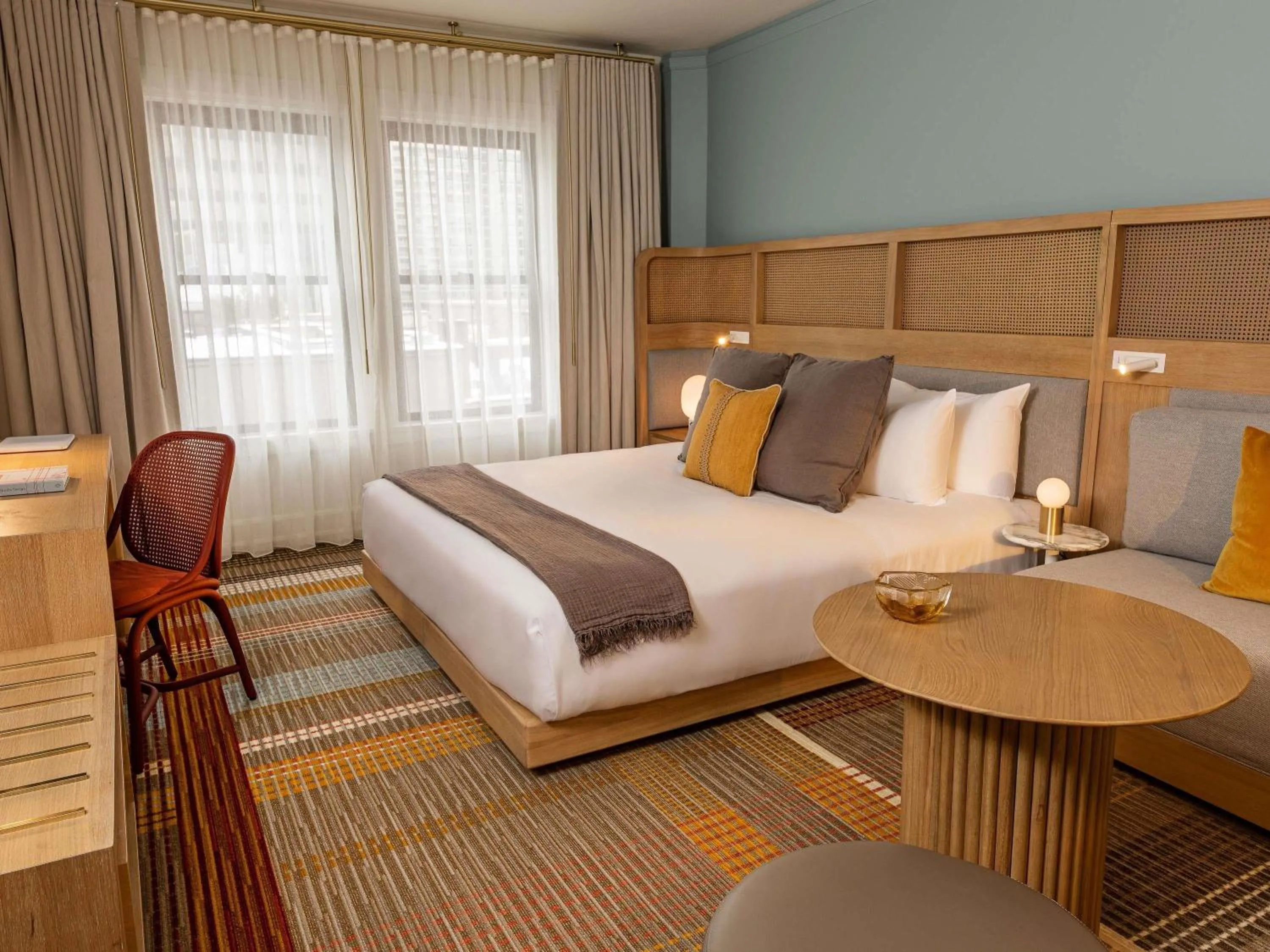 Superior King Room with Roll-In Shower - Disability Access in Ändra Hotel Seattle - MGallery Collection