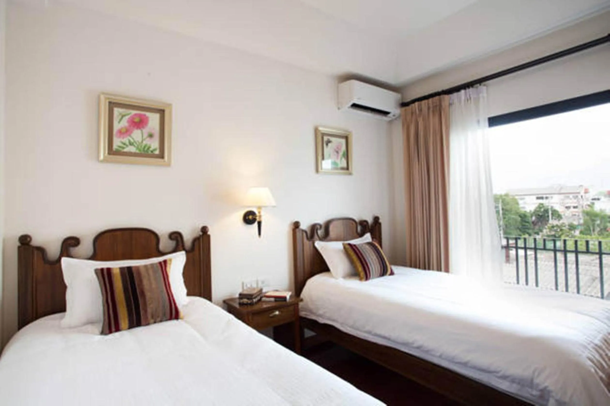 Superior Twin Room in La Pillow 8