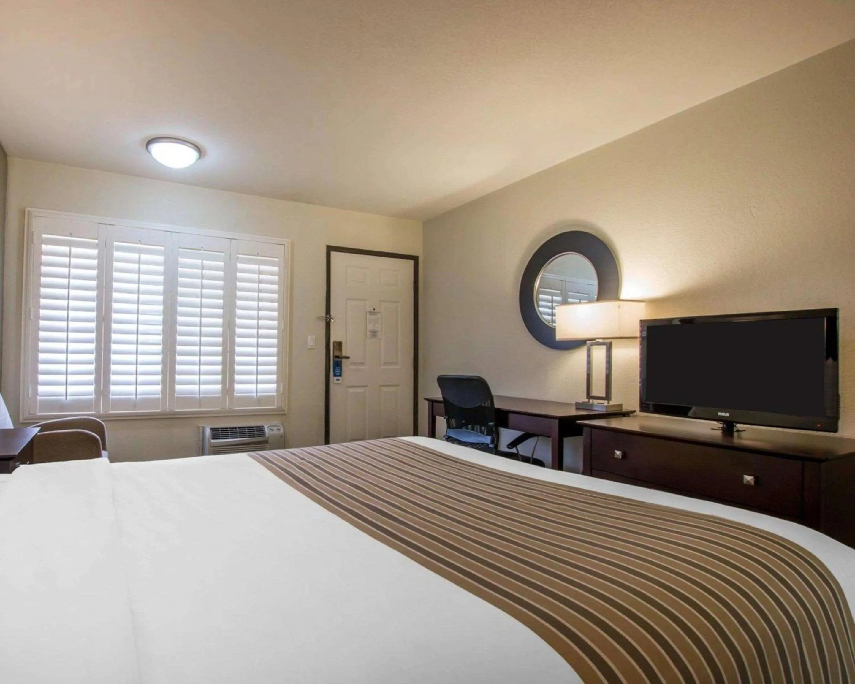 Queen Room - Non-Smoking in Rodeway Inn Convention Center