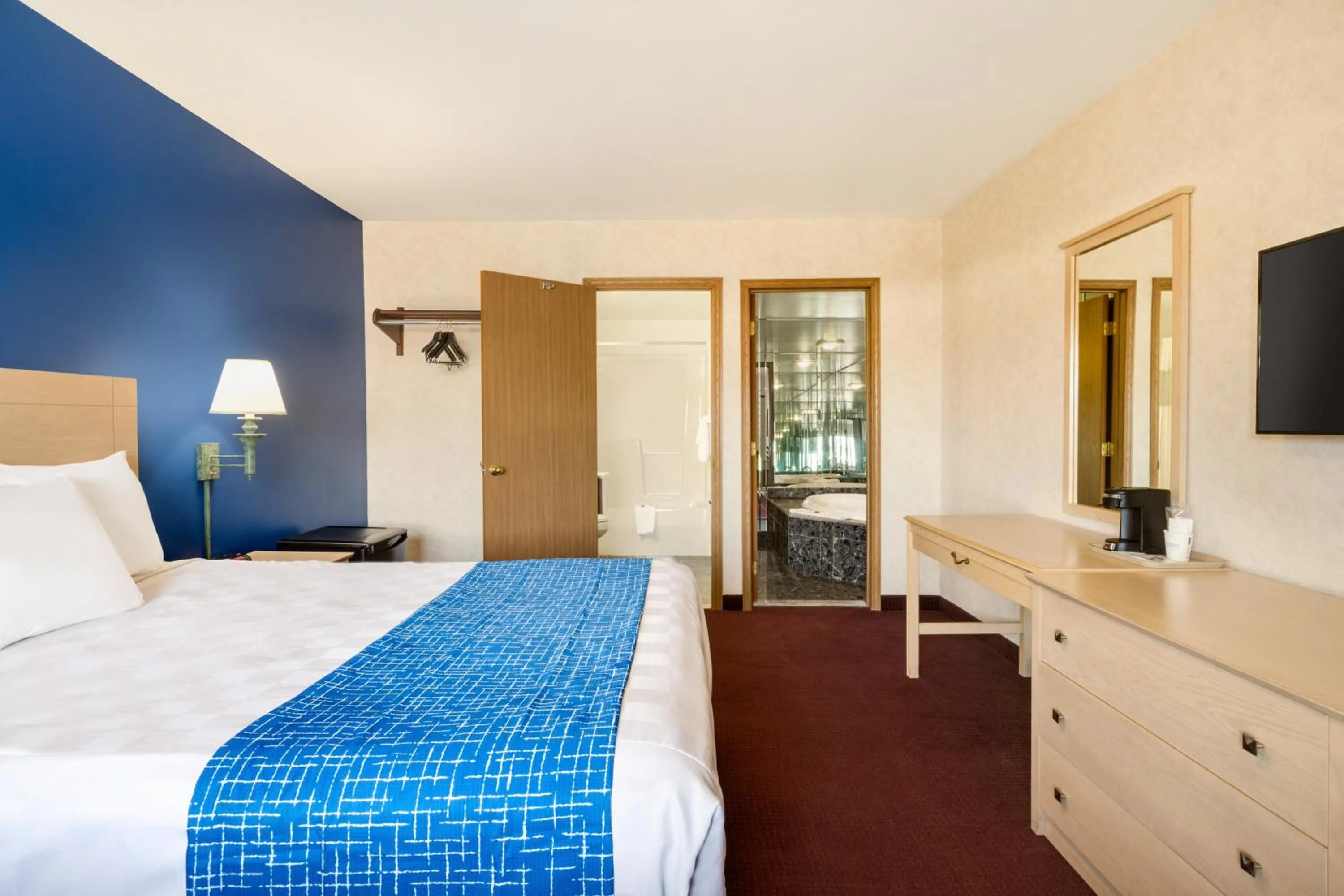 Queen Suite with Jacuzzi - Non-Smoking in Travelodge by Wyndham Niagara Falls - New York