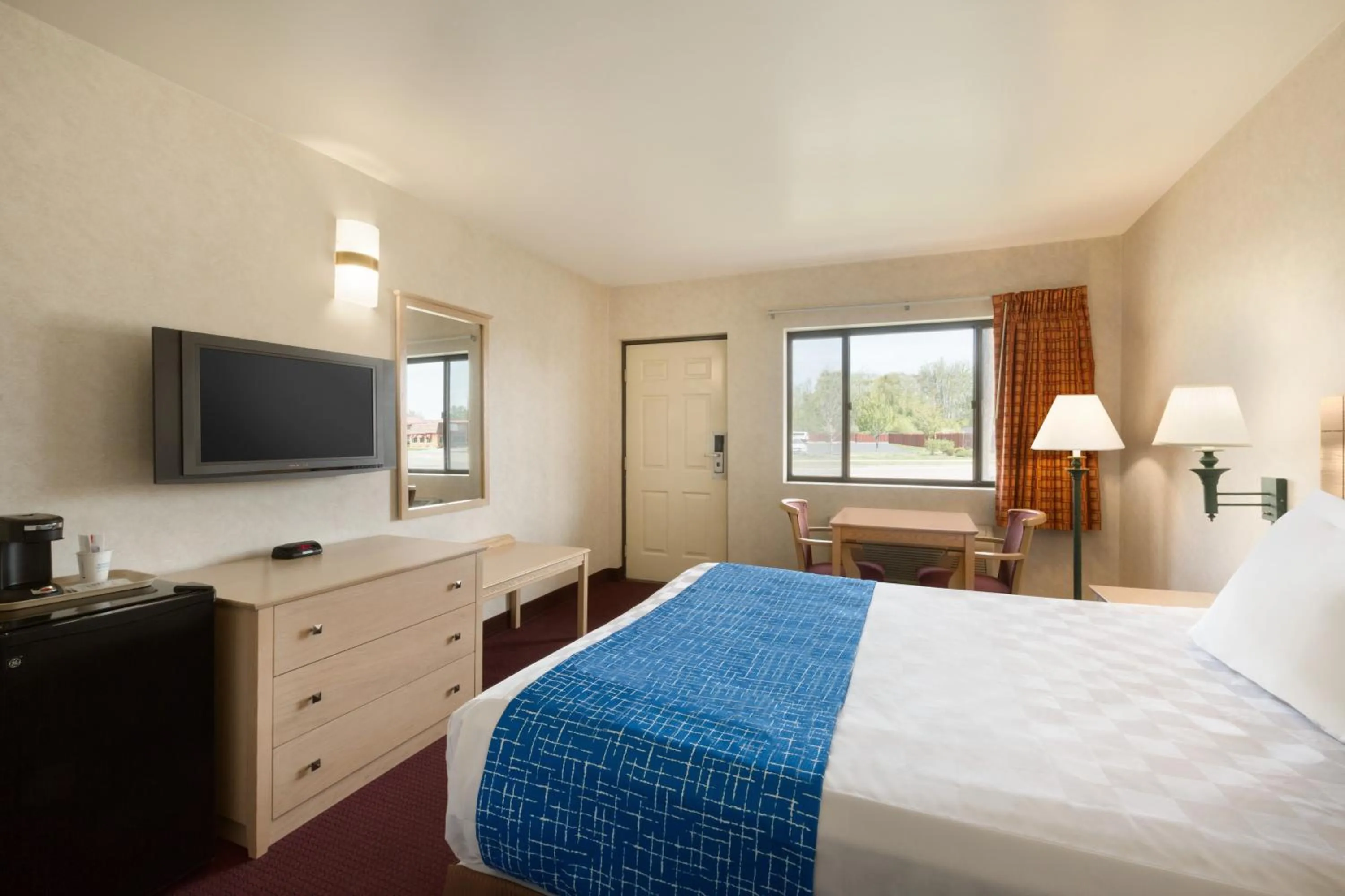Queen Room - Non-Smoking in Travelodge by Wyndham Niagara Falls - New York