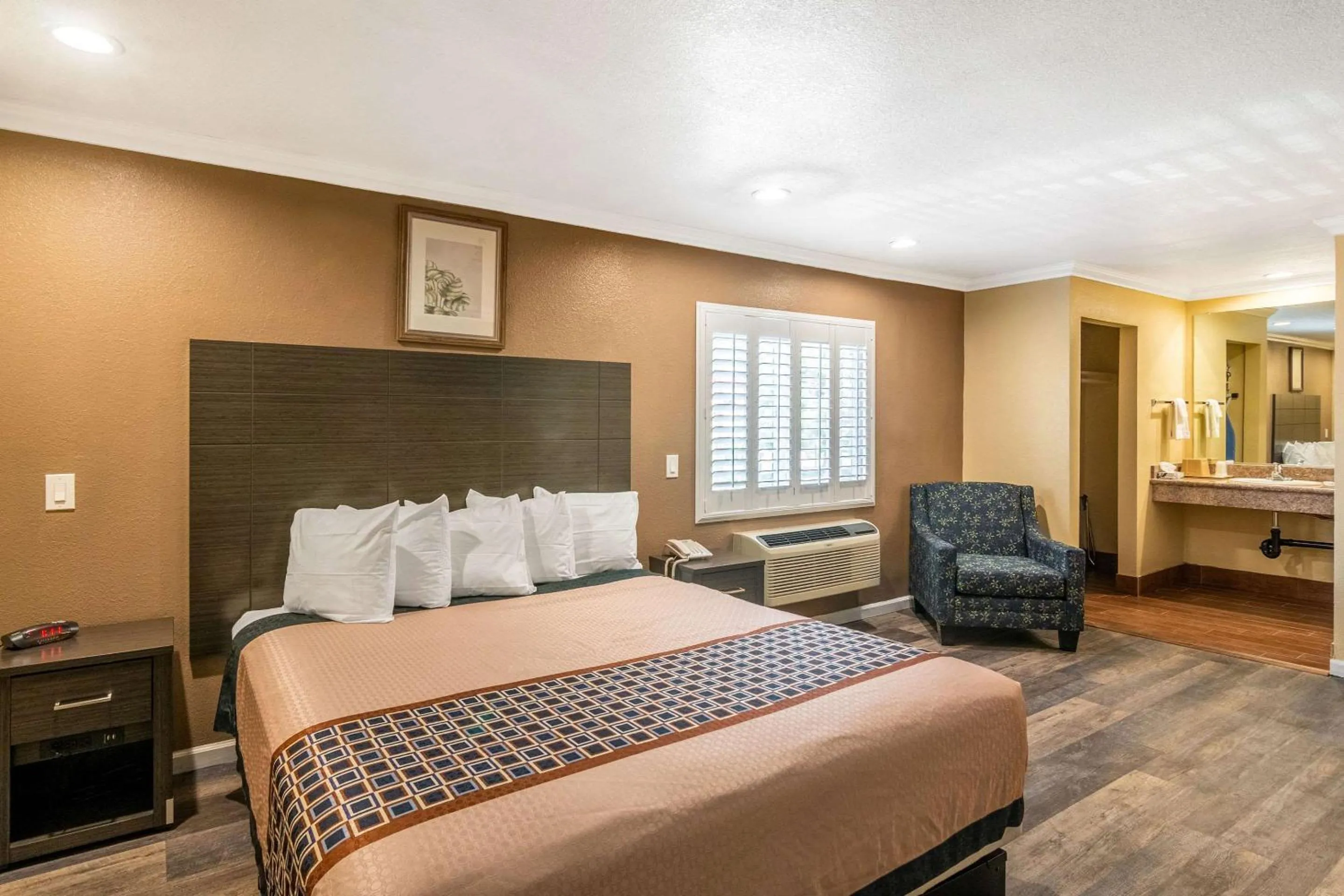 Deluxe Room, 1 King Room, Non Smoking in Rodeway Inn Artesia Cerritos