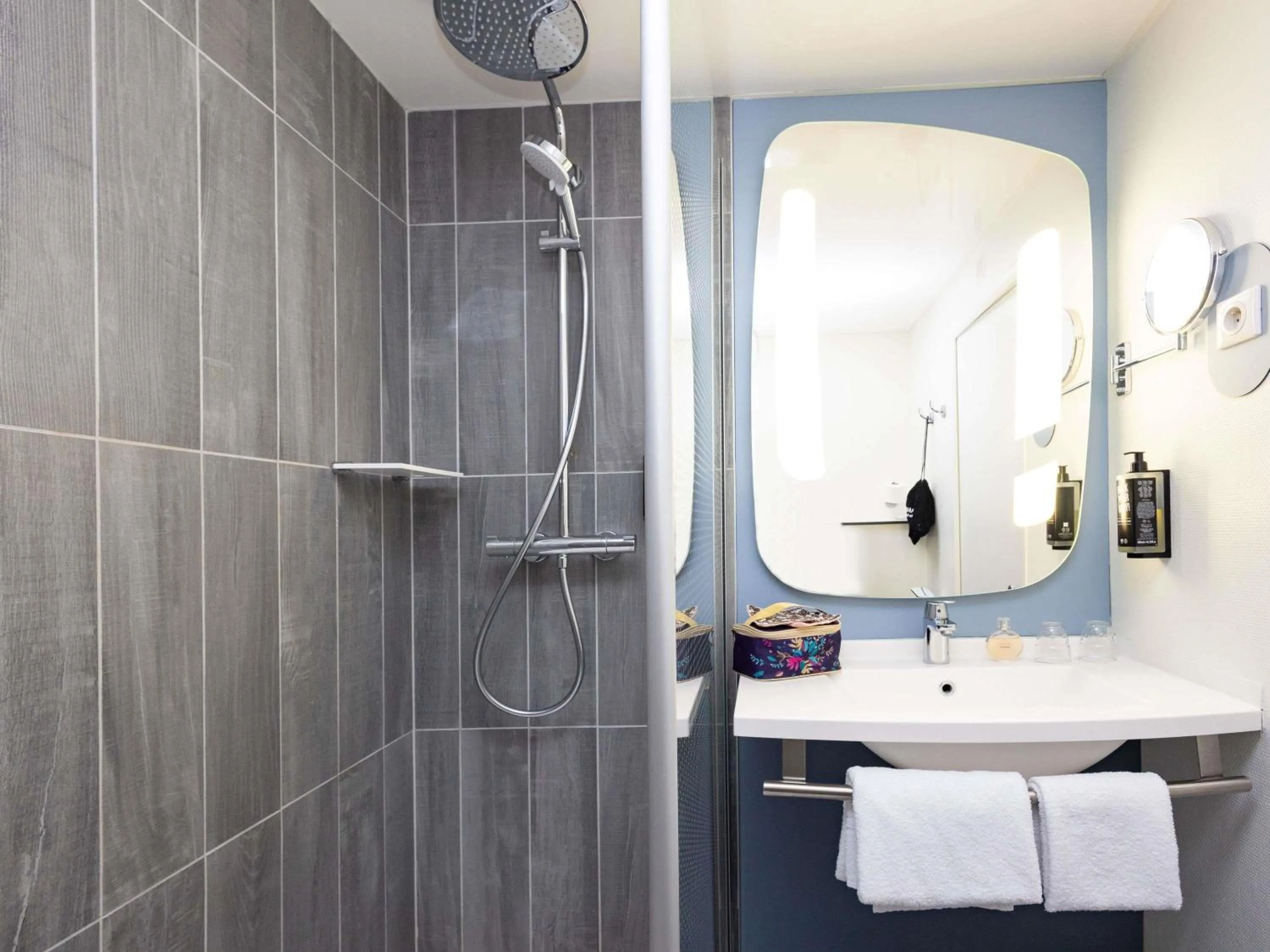 Standard Room with One Double Bed and One Single Bed in ibis Saint Malo Plage