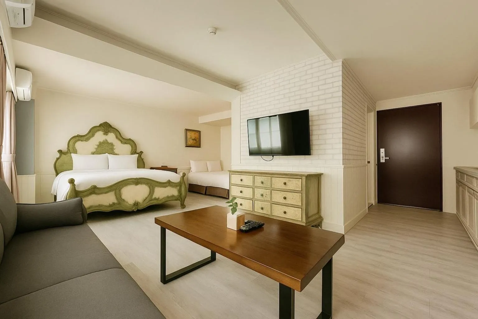 Deluxe Family Room in Elizabeth Hotel