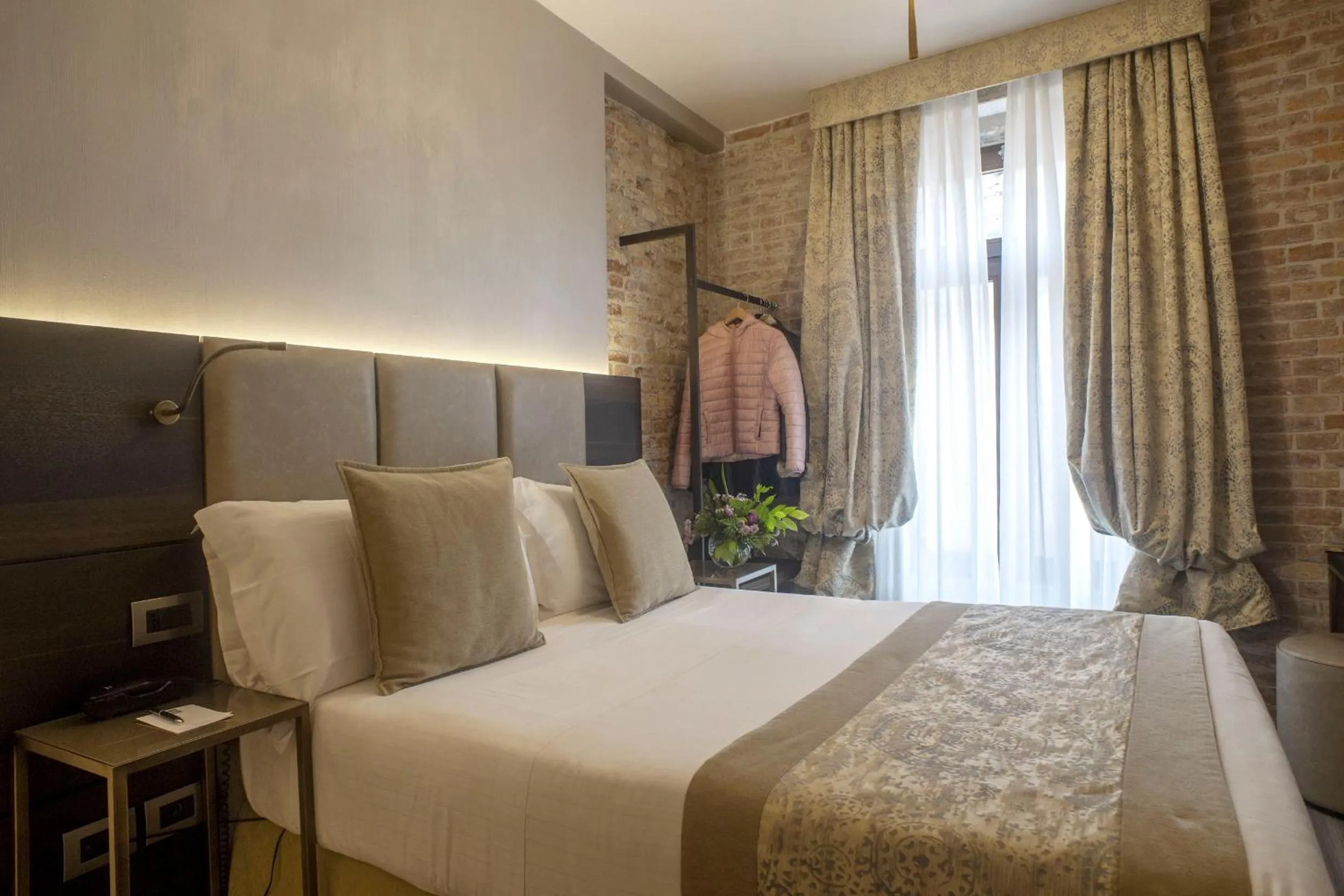 Executive Double Room with French Bed in Hotel Aquarius Venice - Ascend Collection