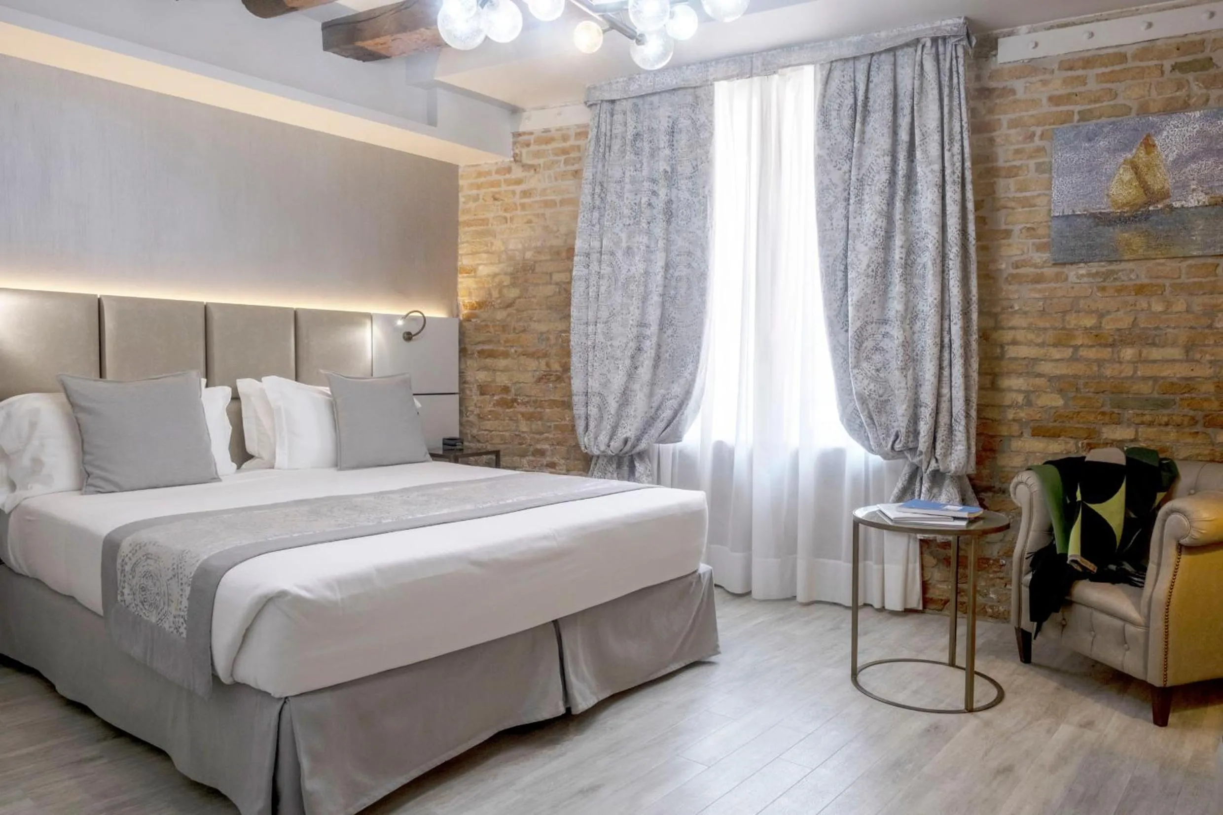 Deluxe King Room in Hotel Aquarius Venice - Ascend Collection