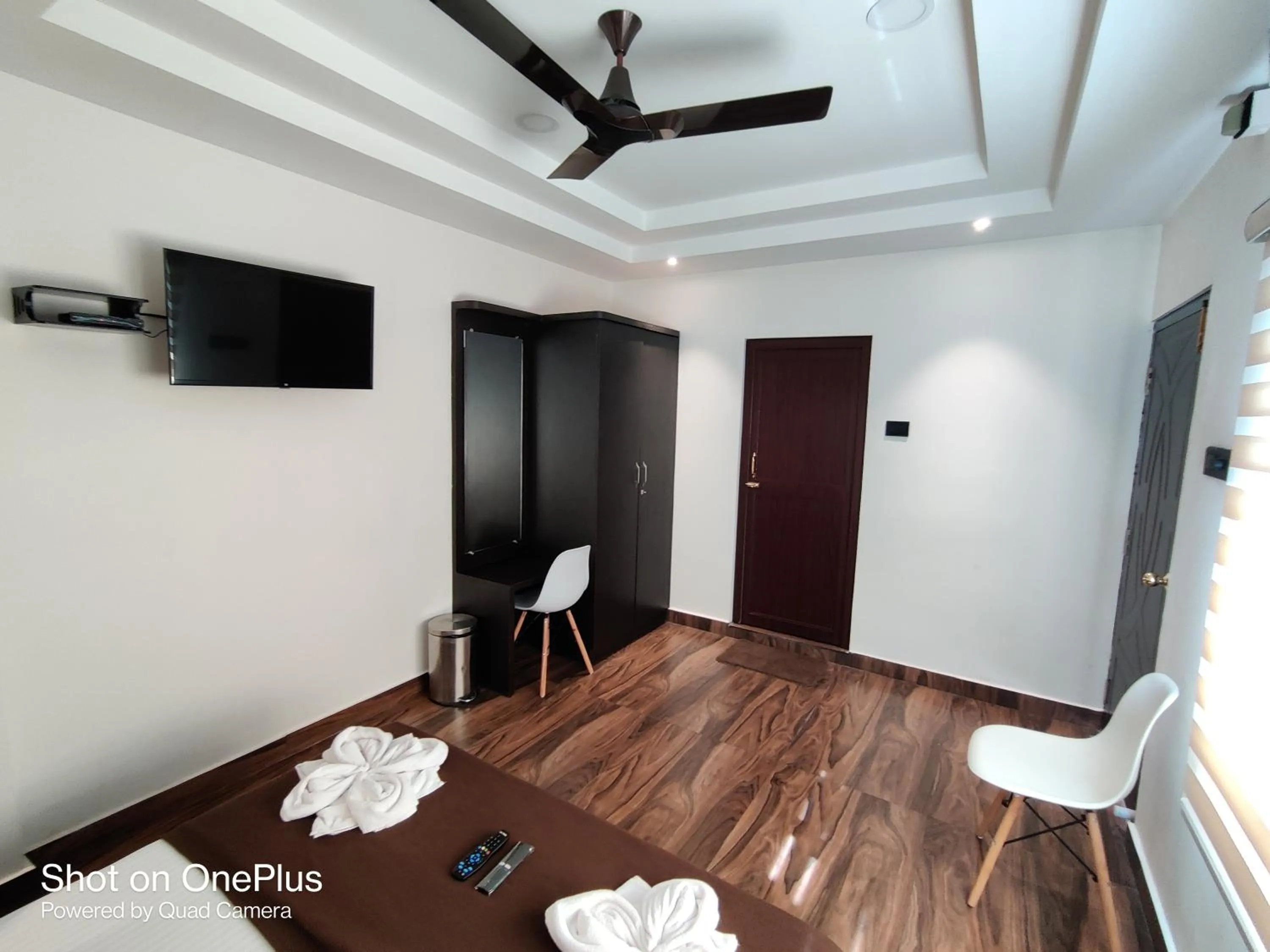 Deluxe Double Room (2 Adults + 1 Child) in Island Cliff