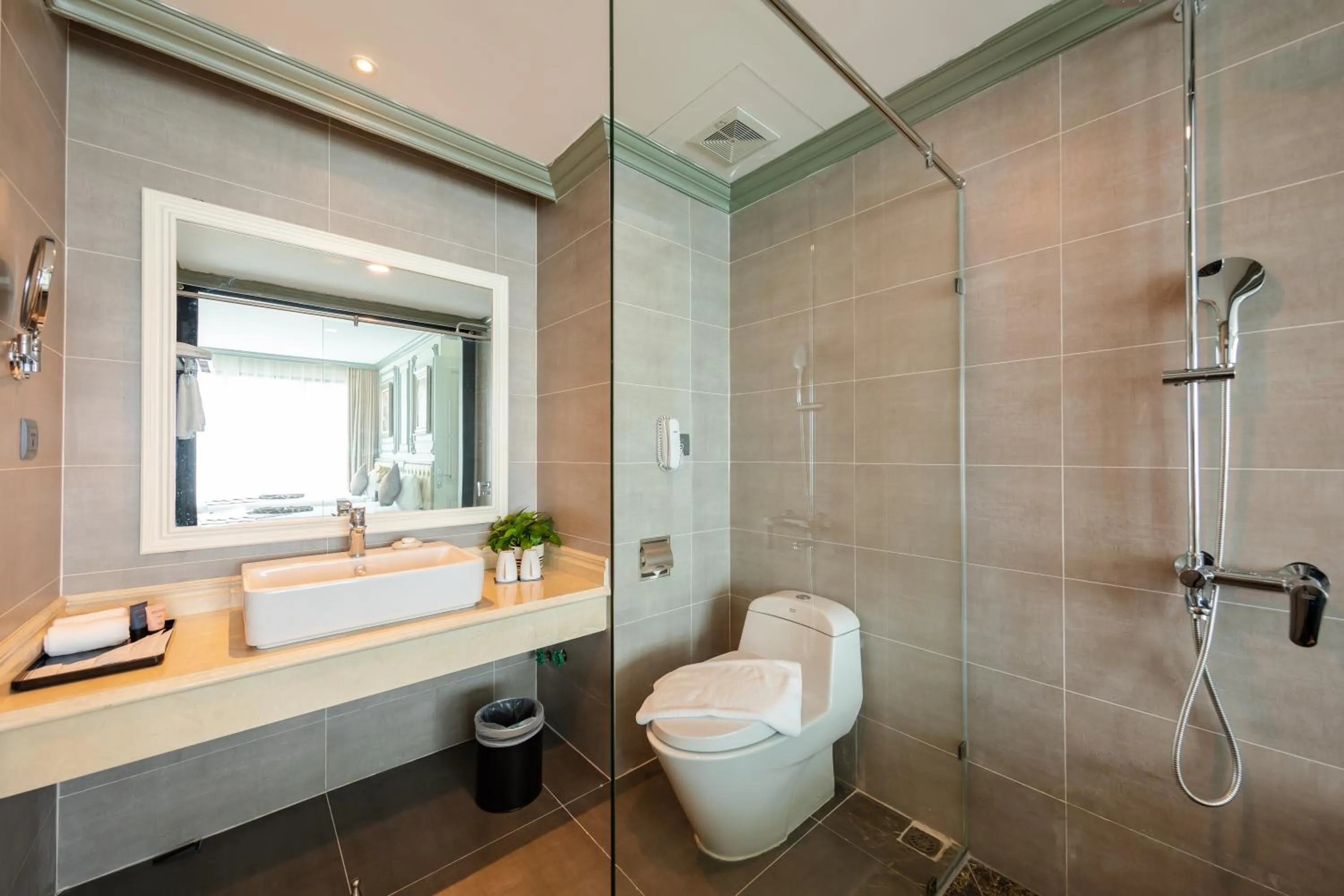 Deluxe Double Room in Muong Thanh Grand Bai Chay