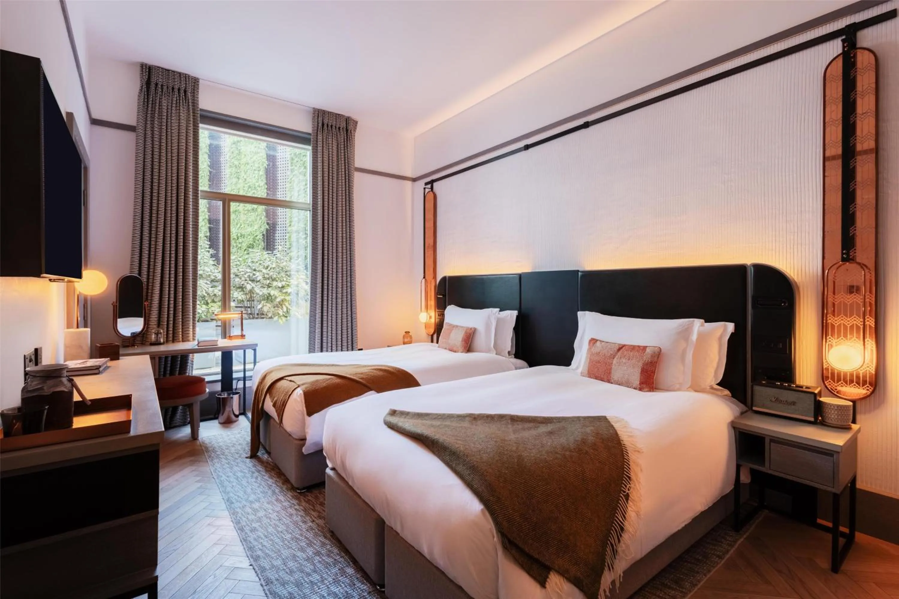 Deluxe Twin Room in Hart Shoreditch Hotel London, Curio Collection by Hilton