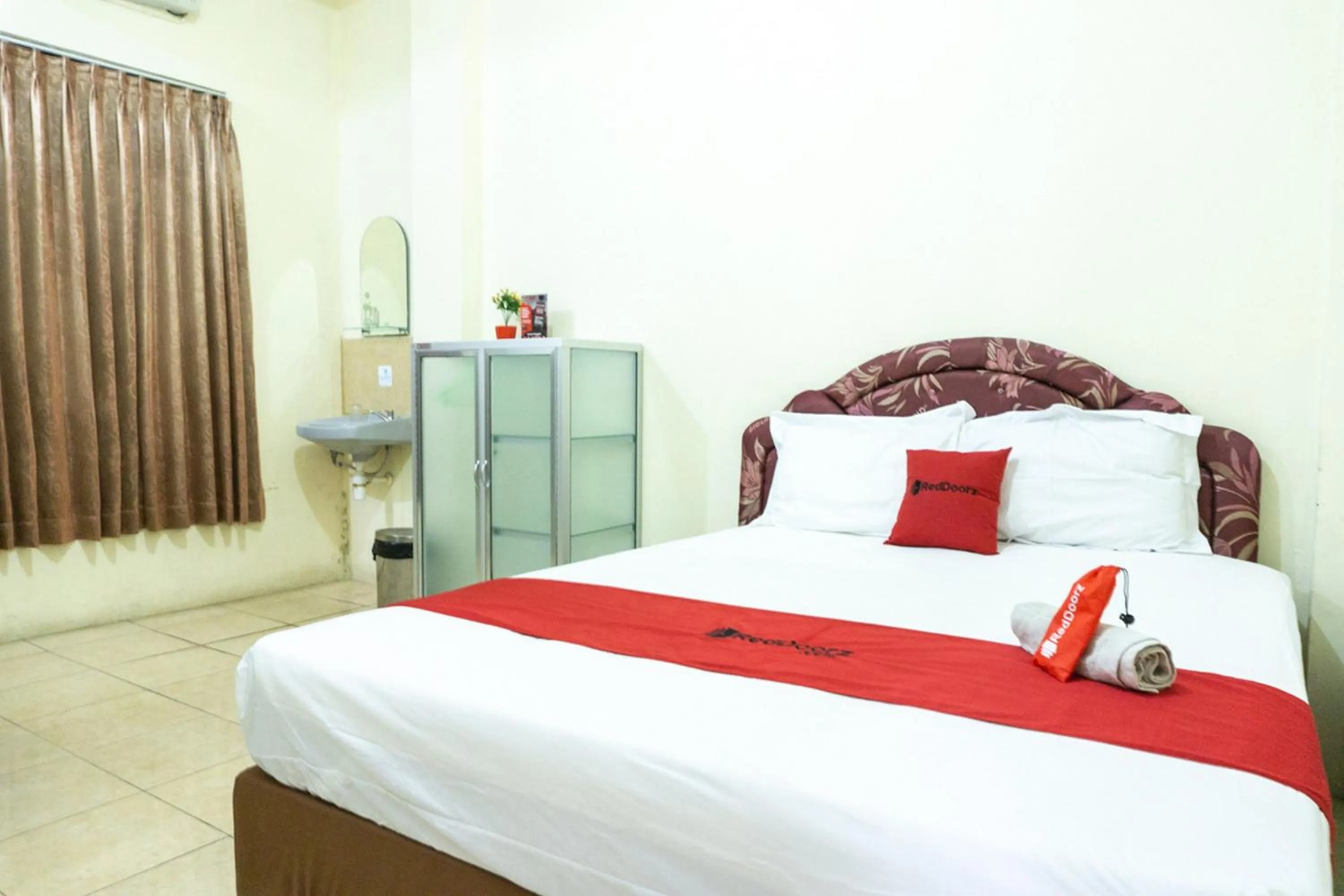 Double Room in RedDoorz @ Gatot Subroto Ende