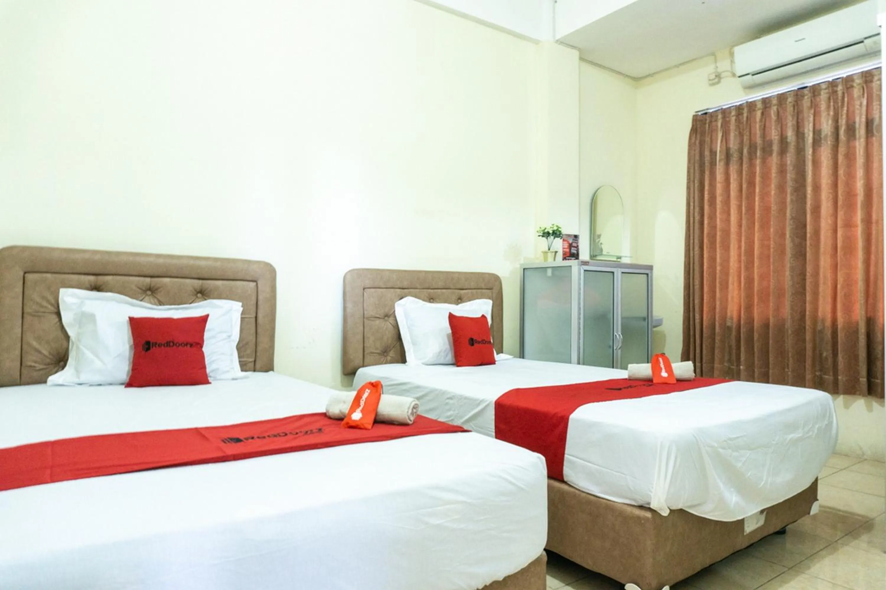 Twin Room in RedDoorz @ Gatot Subroto Ende