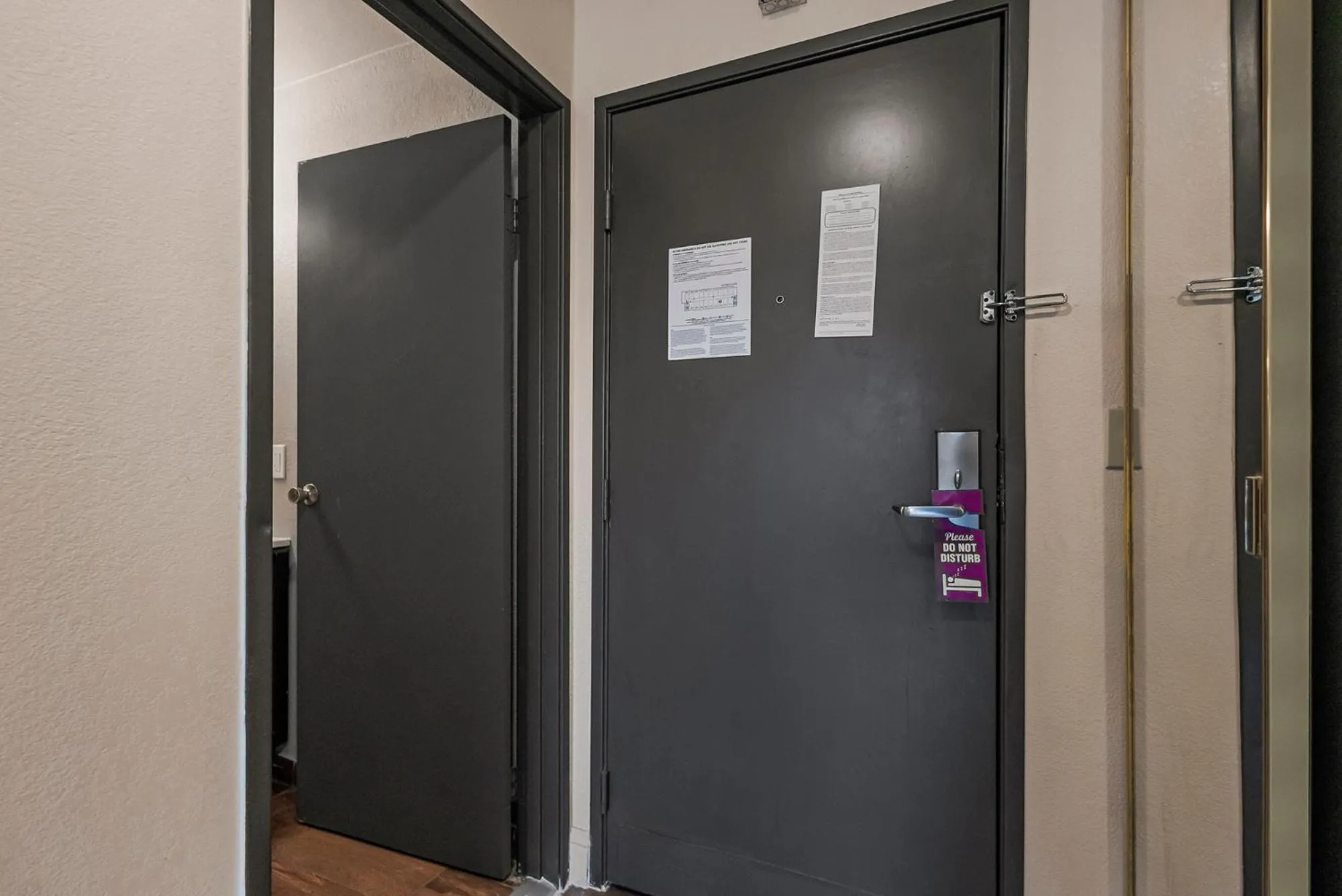 Queen Room - Disability Access in Sutter Inn