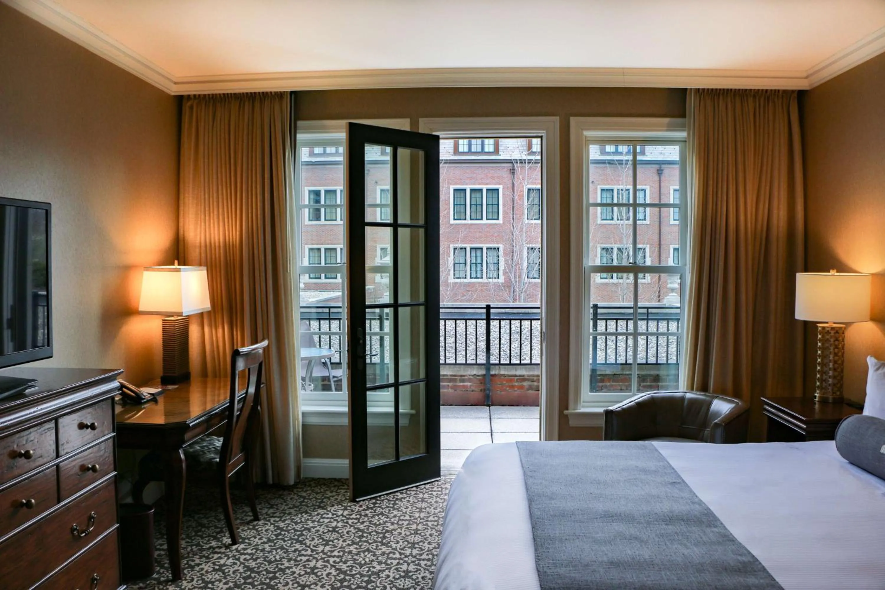 King Room with Roll-In Shower and Terrace - Disability Access/Non-Smoking in Royal Park Hotel