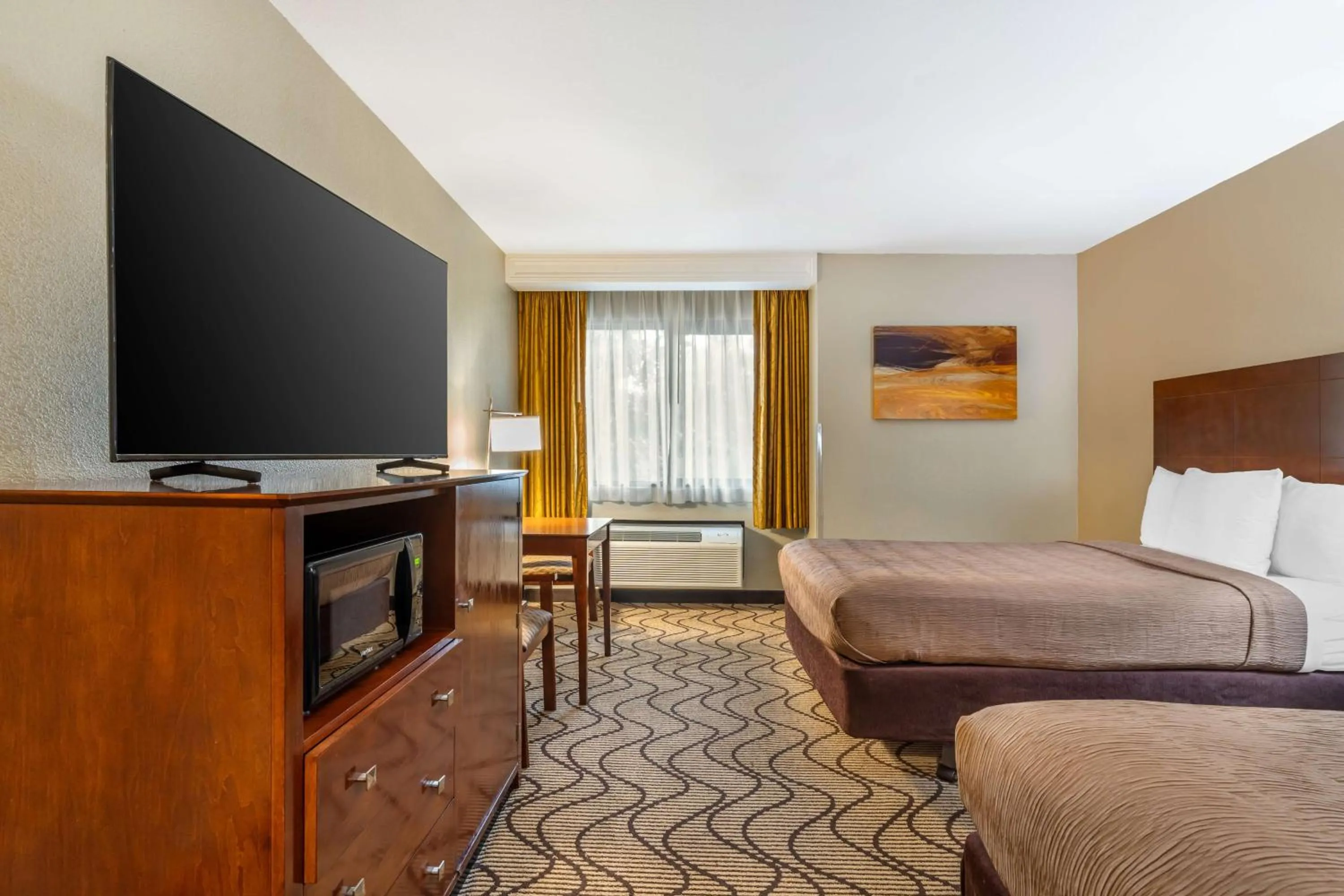 Double Room with Two Double Beds in Best Western John Muir Inn