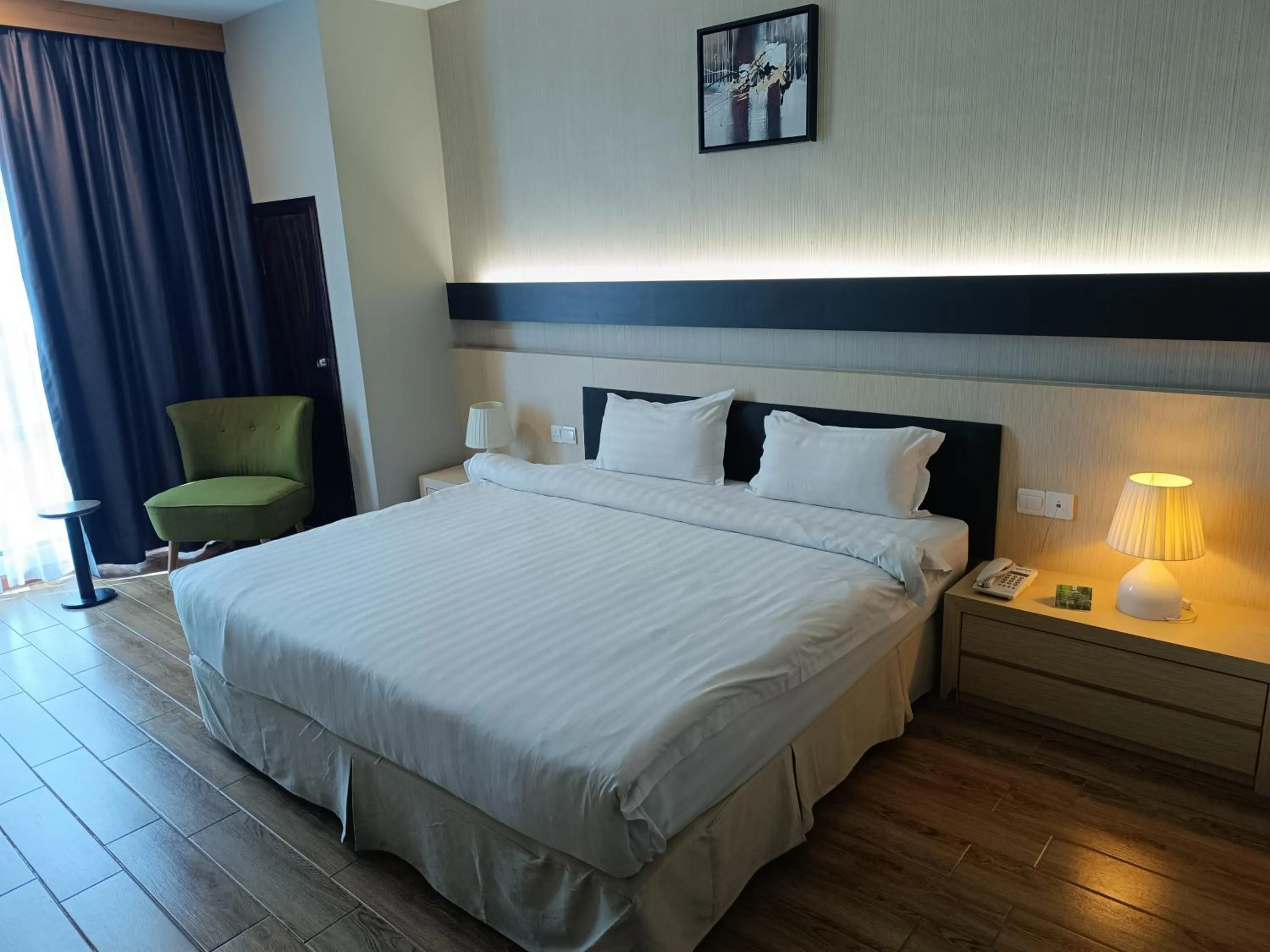 Deluxe King Room in Lintas Platinum Hotel