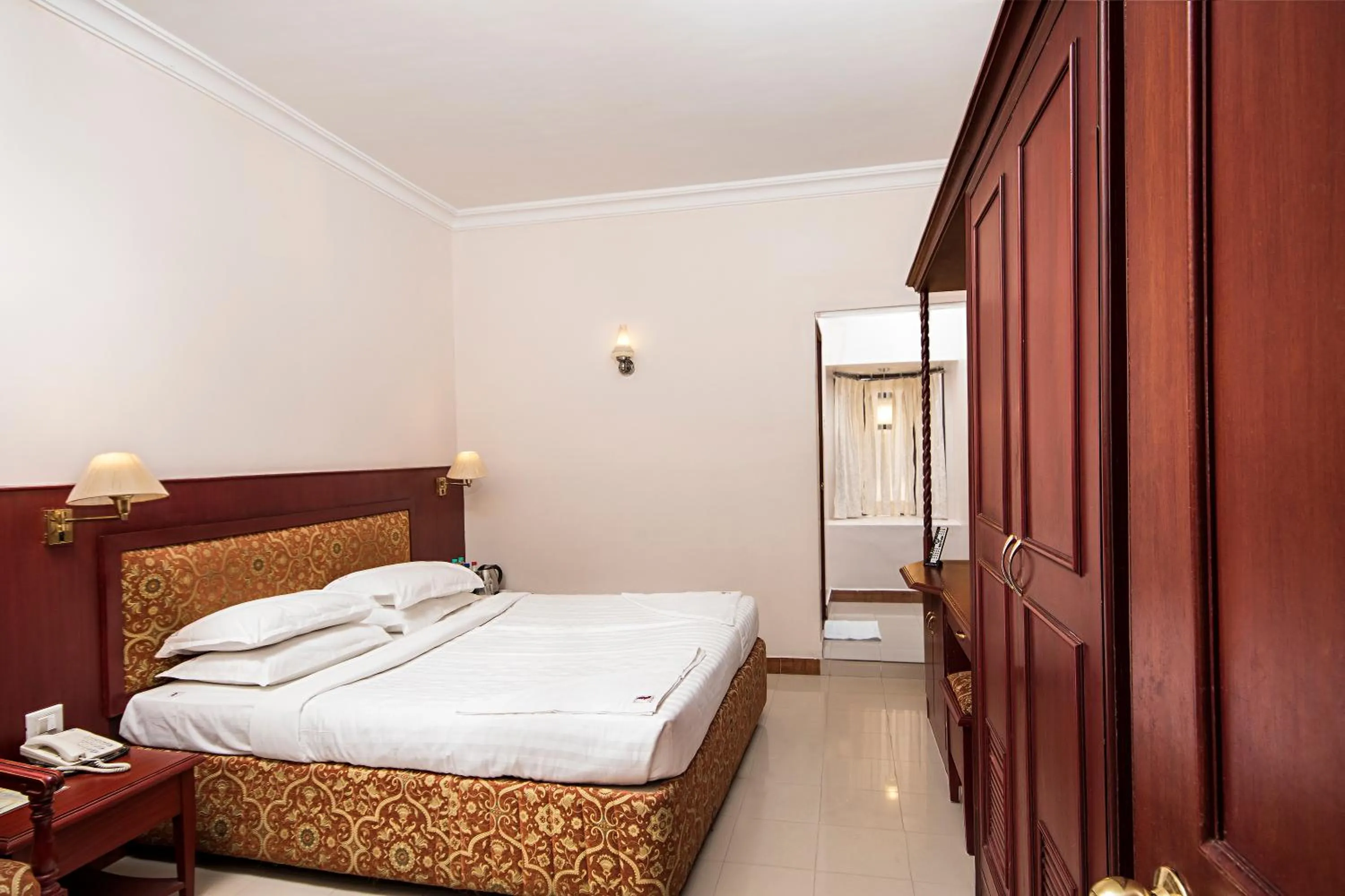 Deluxe Double Room in Hotel Raindrops
