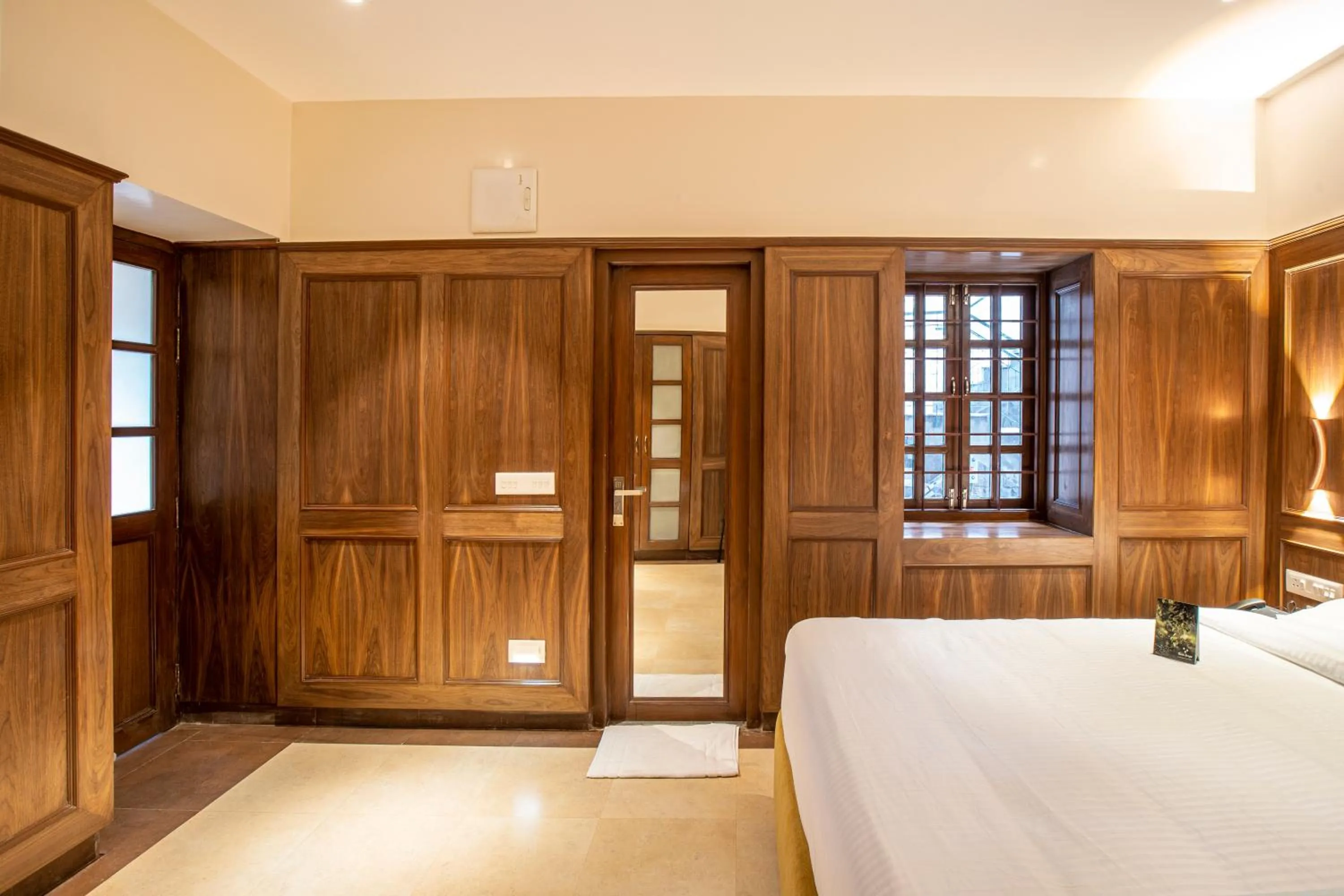 King Room with Lake View in Hotel Raindrops