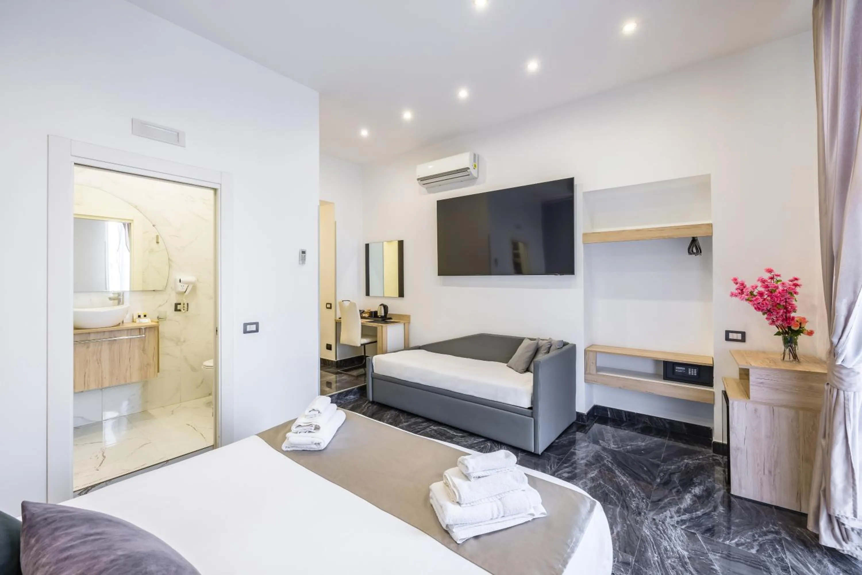 Double Room with Mountain View in Bella Napoli Suites