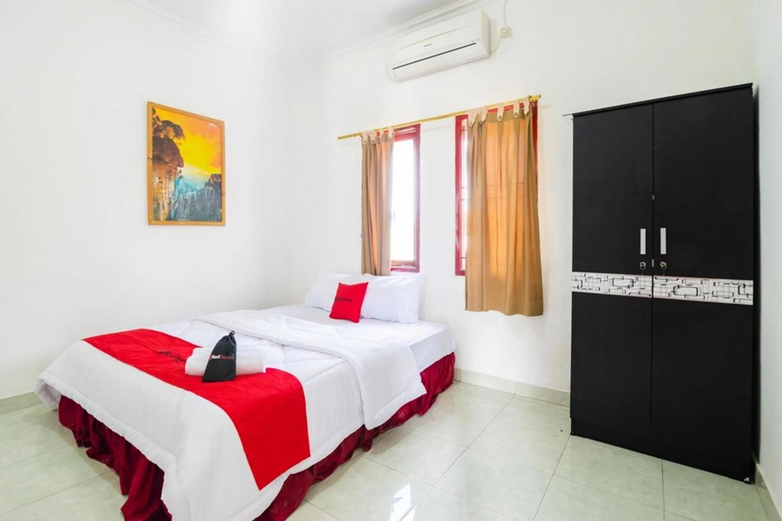 Double Room in RedDoorz near Universitas Pamulang