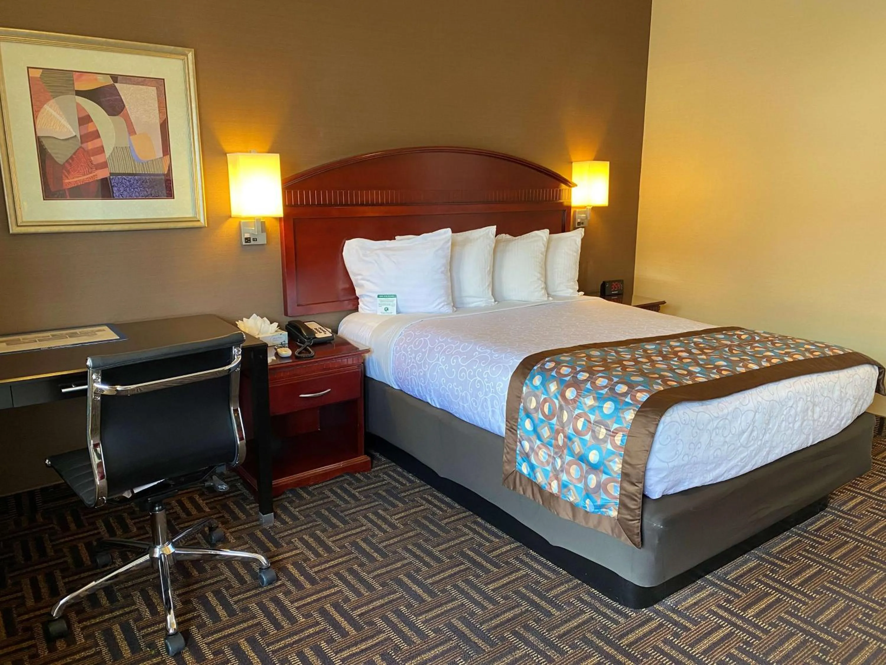 Queen Room with Roll-In Shower - Disability Access in Best Western Pasadena Inn