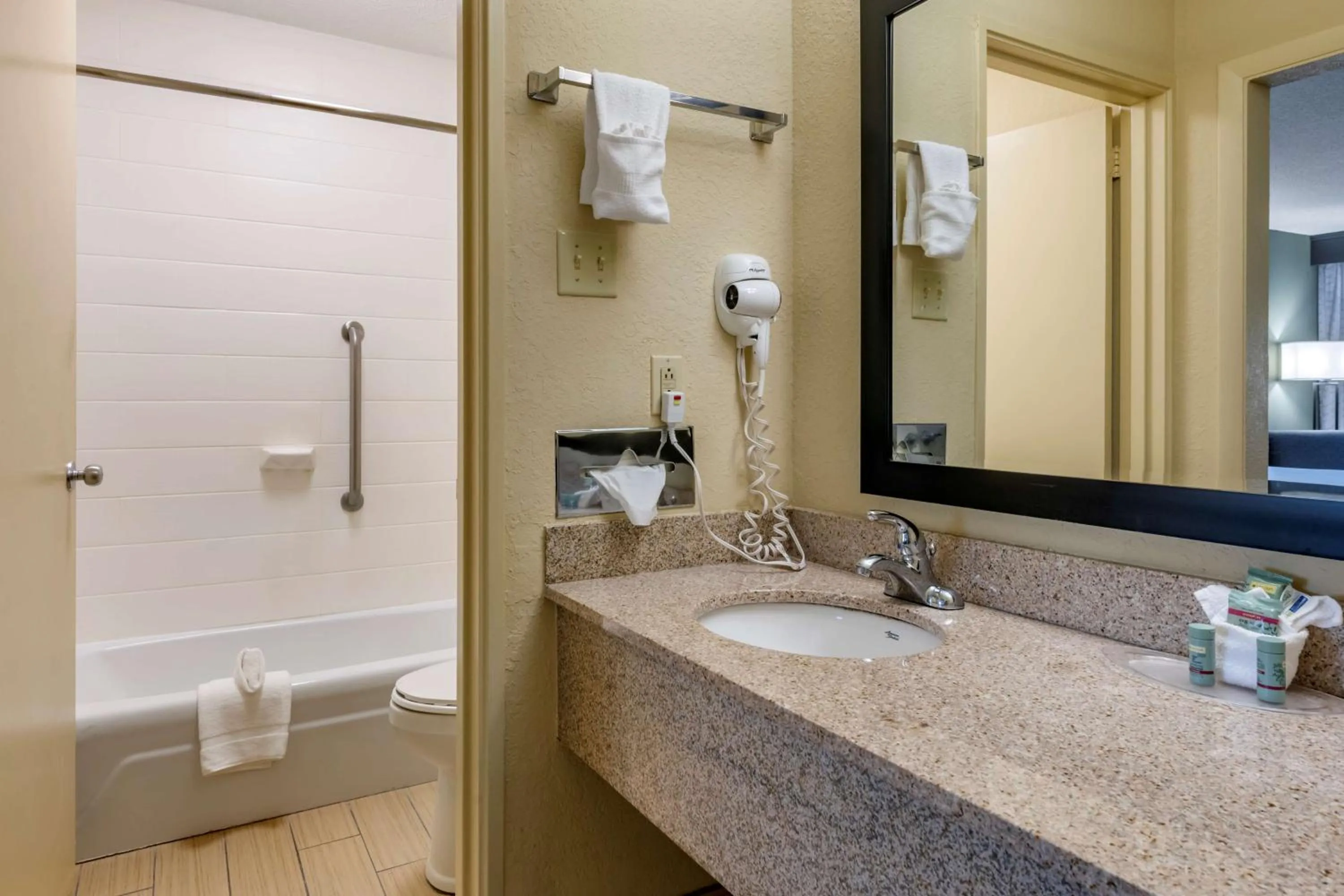 King Room - Pet-Friendly/Non-Smoking in Best Western Downtown Stuart