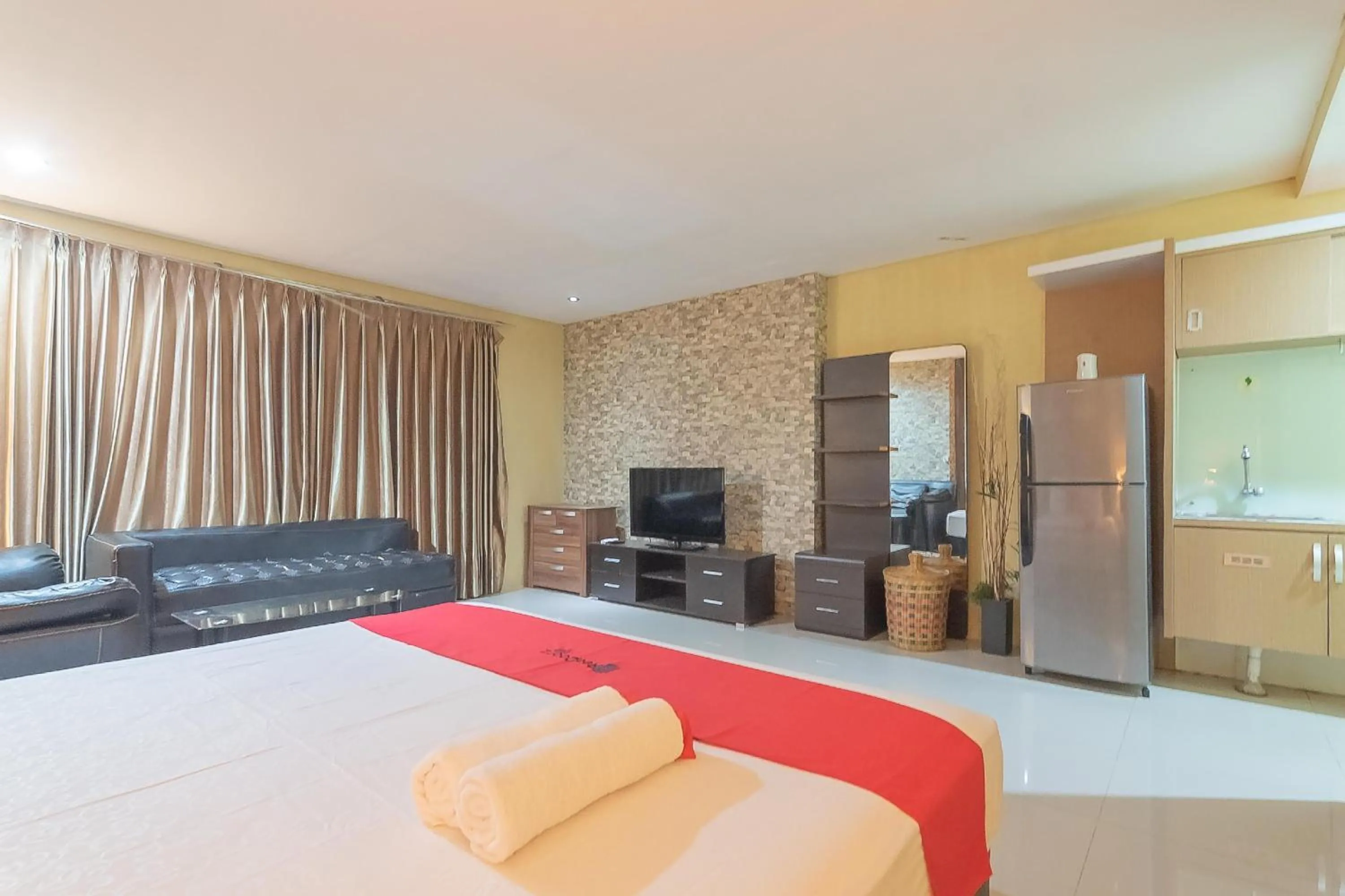 Suite in RedDoorz Plus near Sepinggan Airport 3 Balikpapan