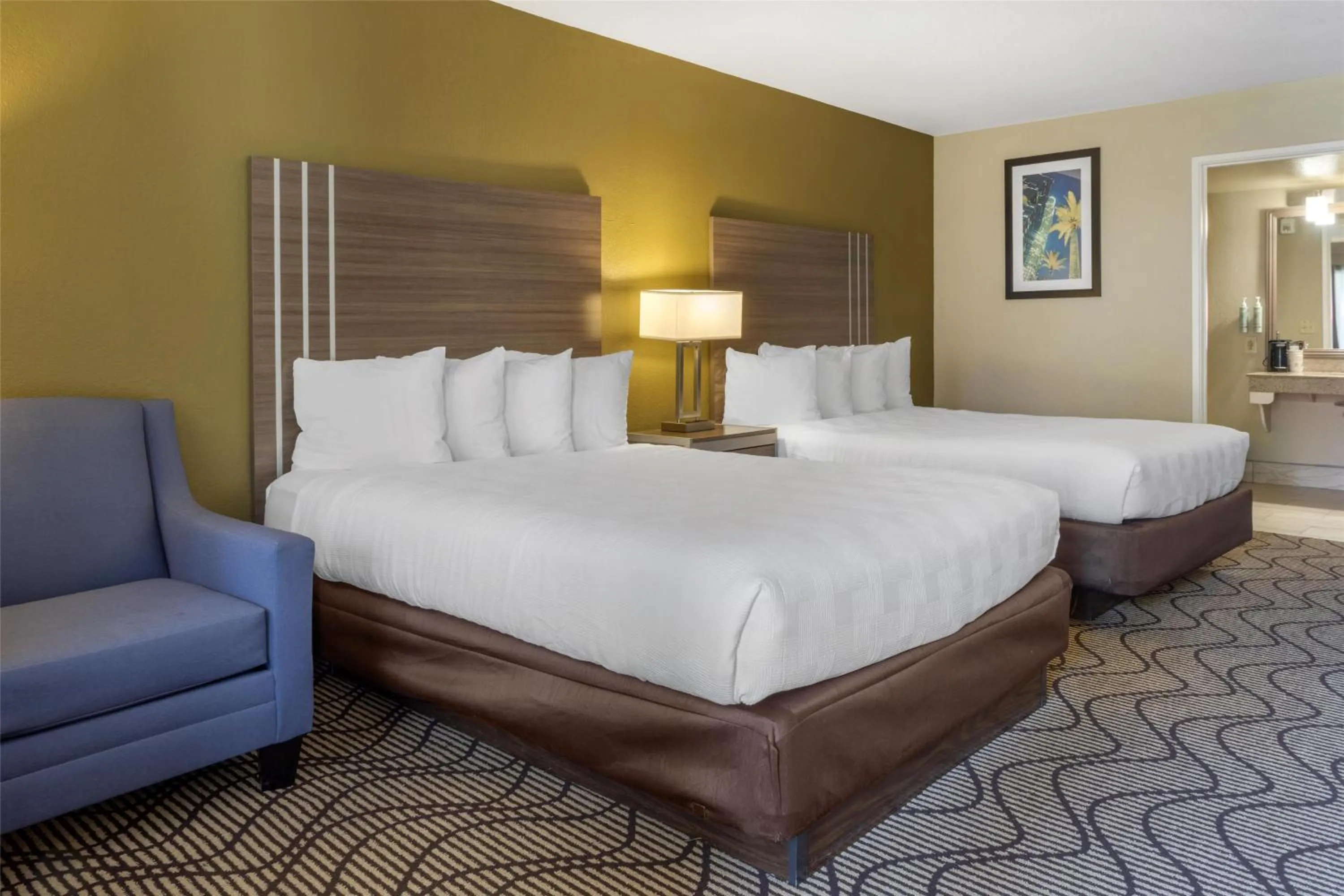 Queen Room with Two Queen Beds and Spa Bath - Non-Smoking in Best Western Heritage Inn