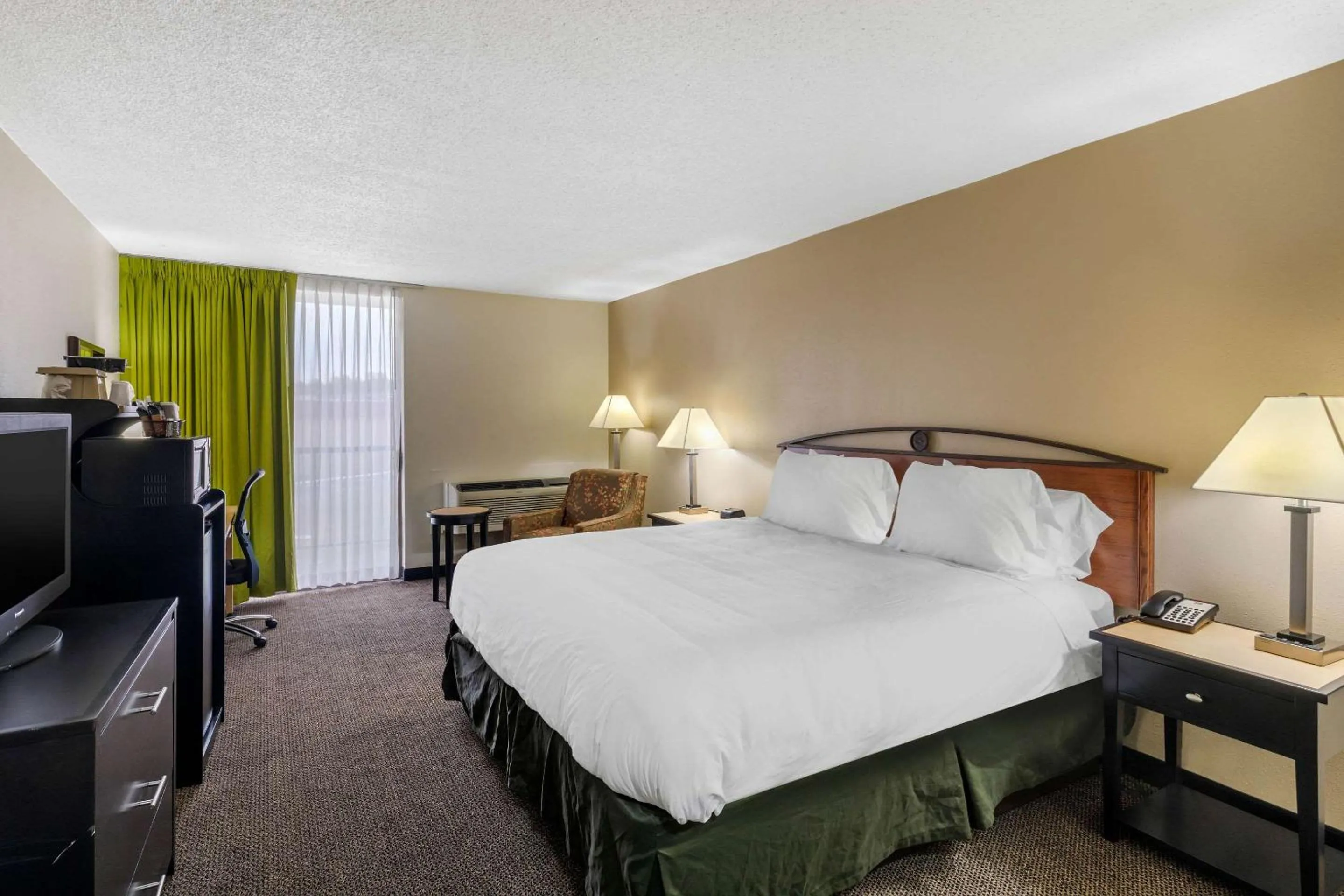 King Room - Non-Smoking in Quality Inn Tyler - Lindale