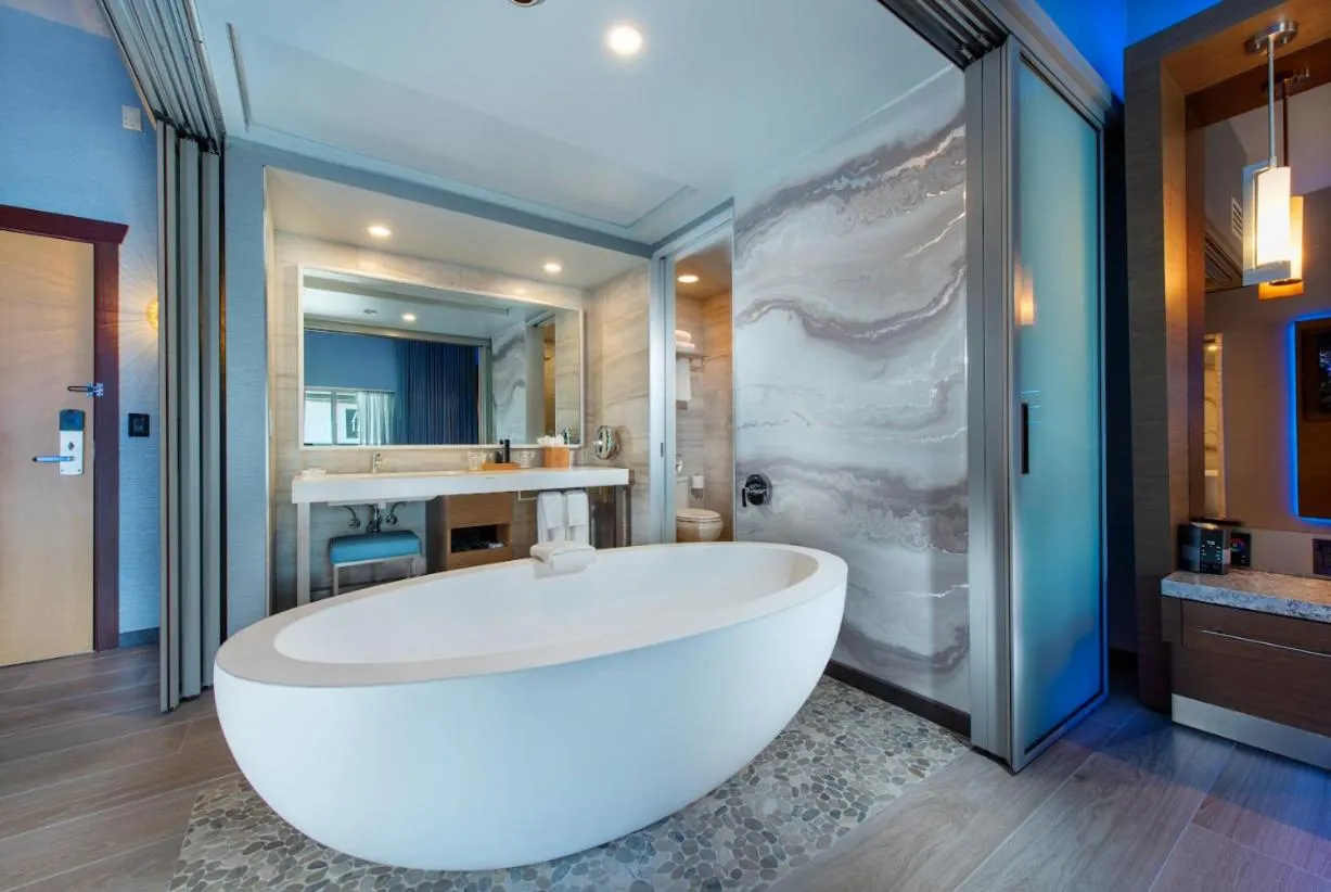 Deluxe King Spa Room in Shade Hotel Manhattan Beach