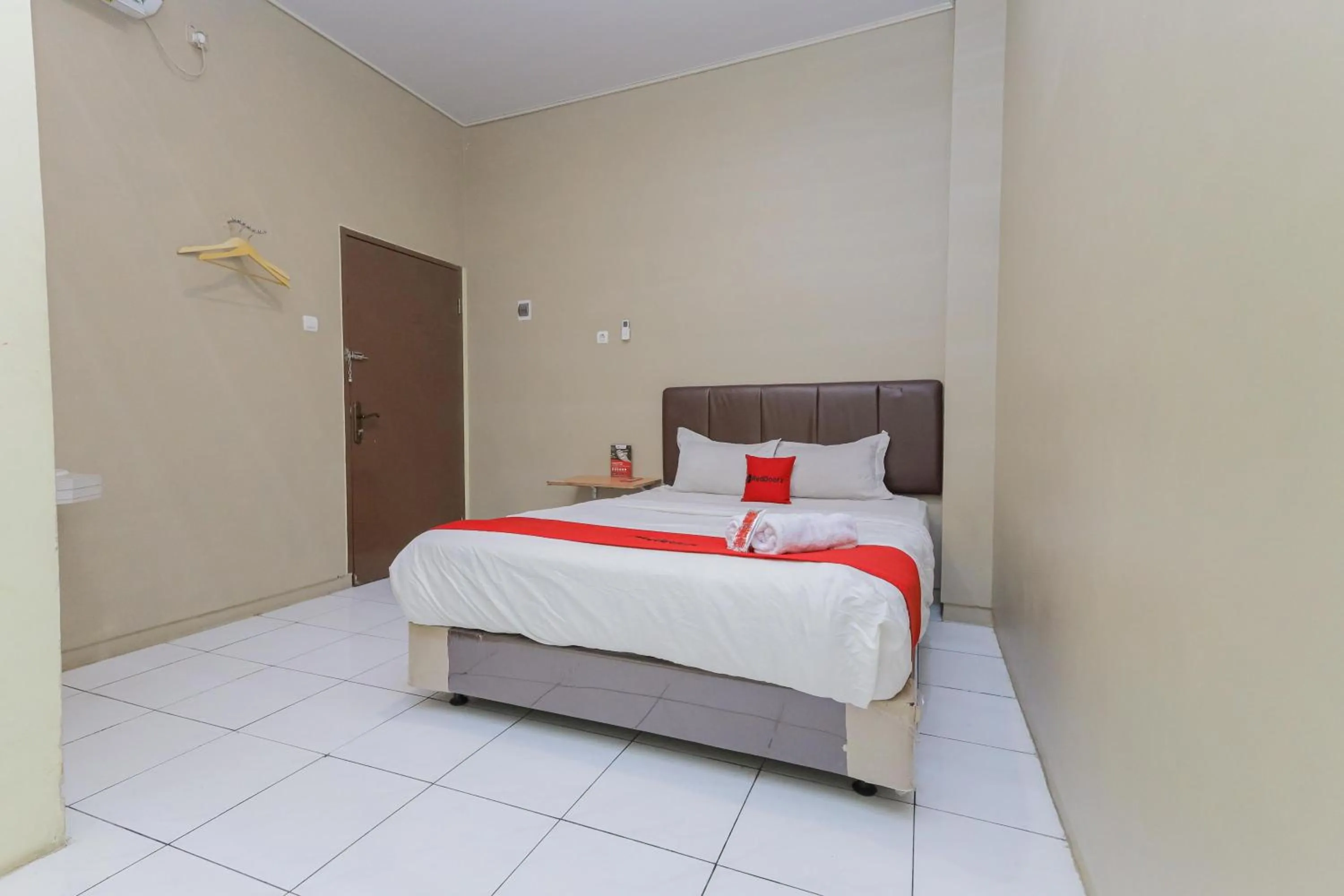 Deluxe Room in RedDoorz near BG Junction Surabaya