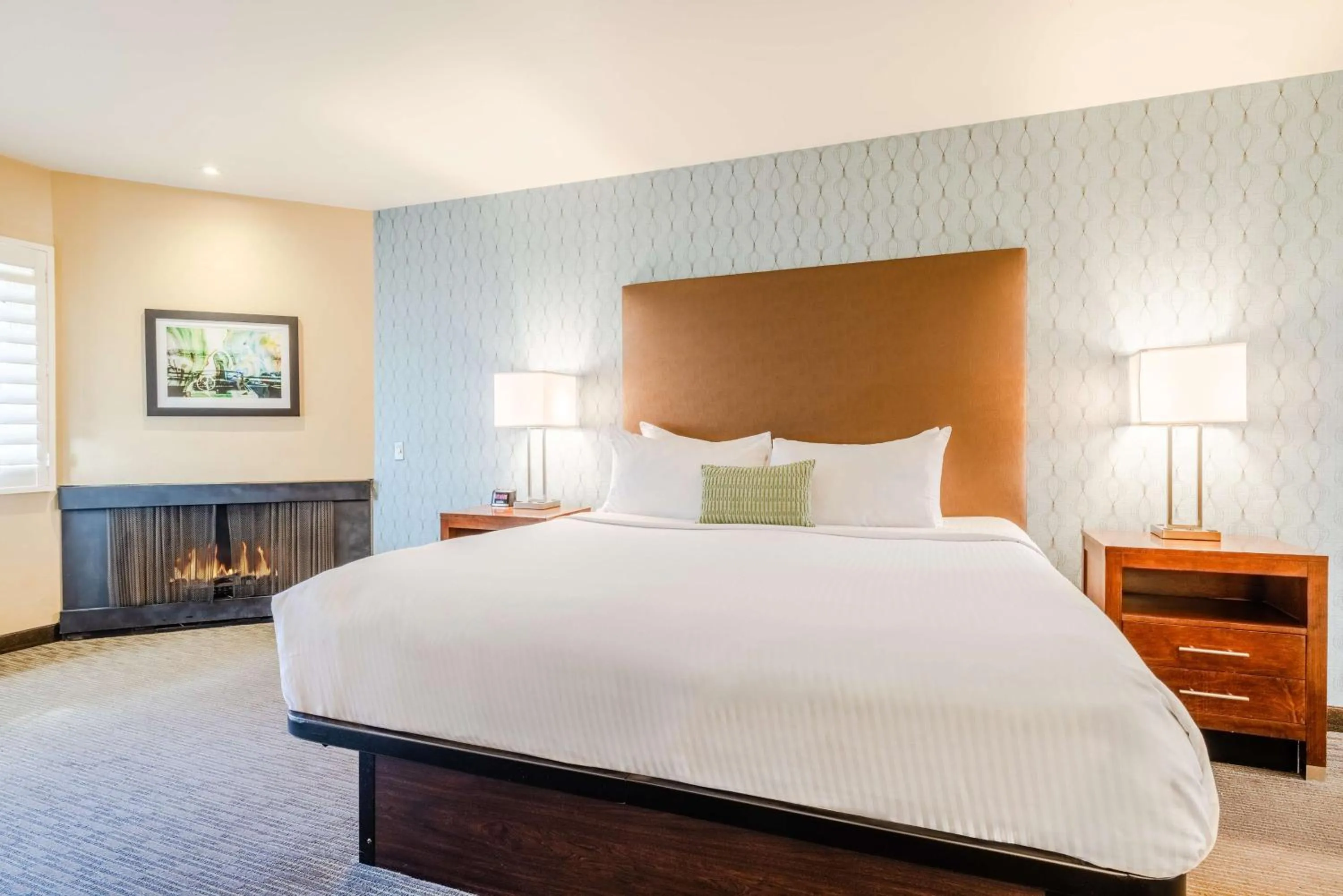 King Room with Fireplace - Non-Smoking in Best Western Plus Beach View Lodge Carlsbad