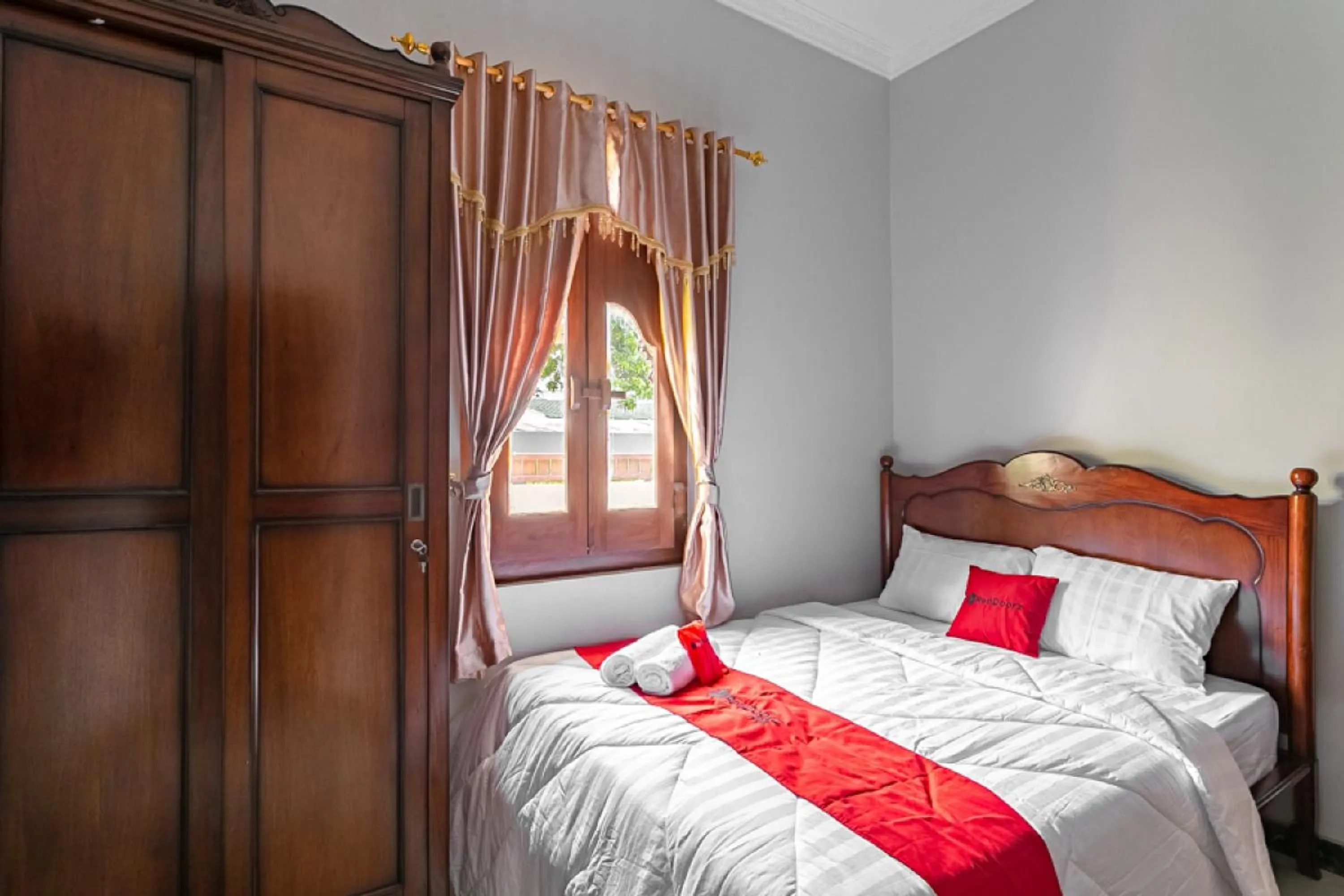 Double Room in RedDoorz Syariah near Exit Toll Banyumanik Semarang