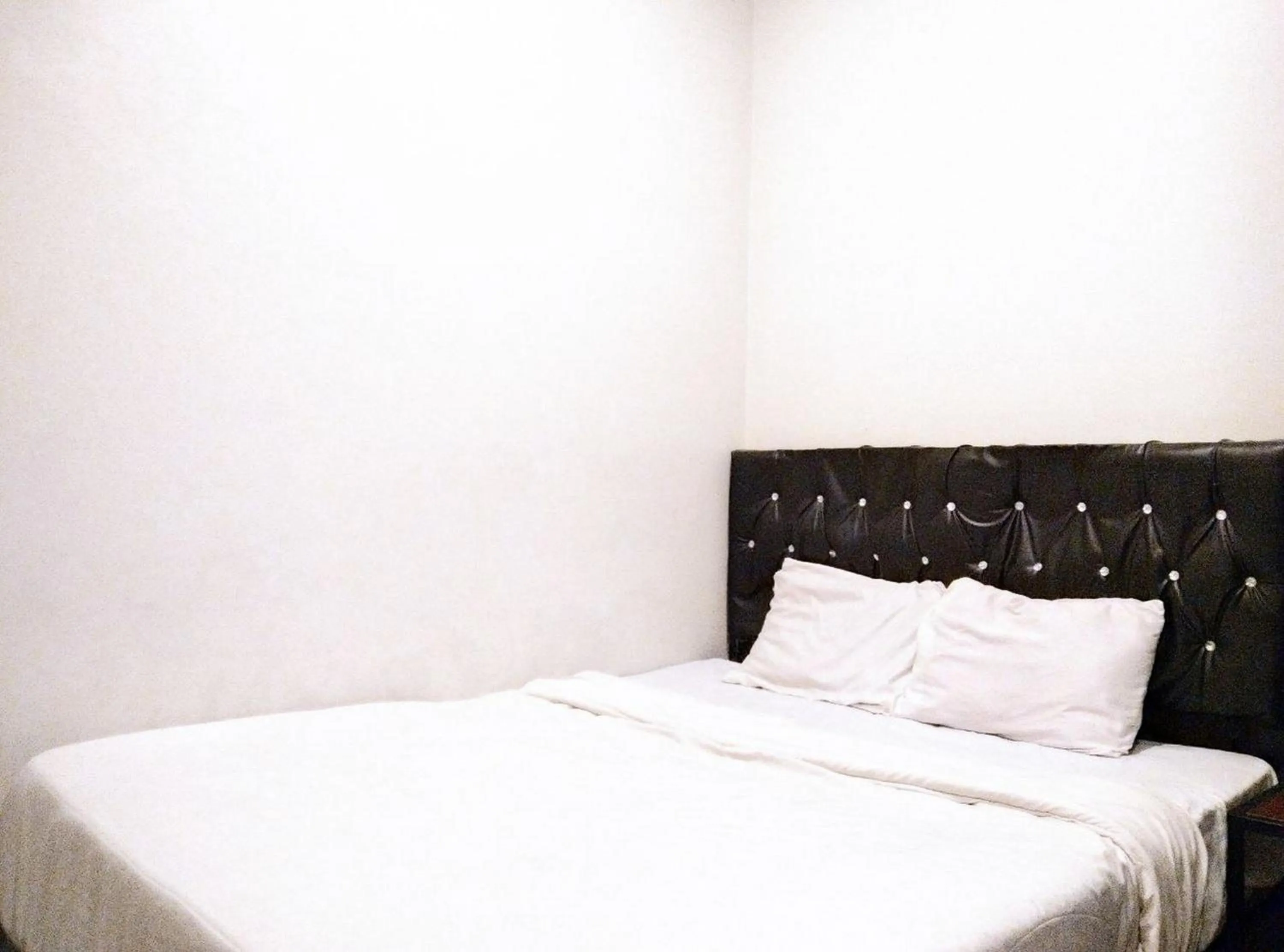 Standard Double Room in Gangnam Style Residence Mitra RedDoorz near MERR Surabaya