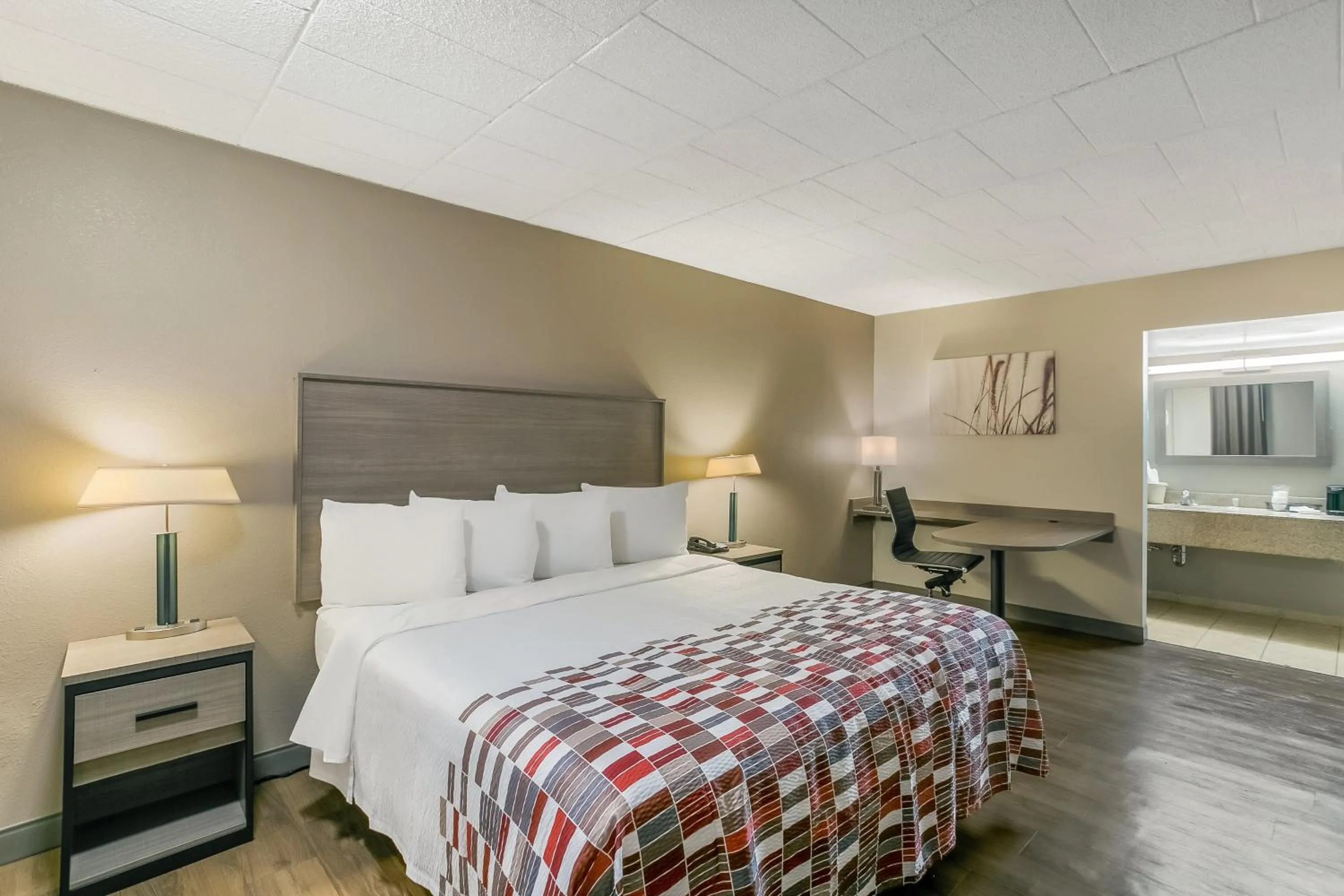 Superior King Room Non-Smoking in Red Roof Inn Baltimore