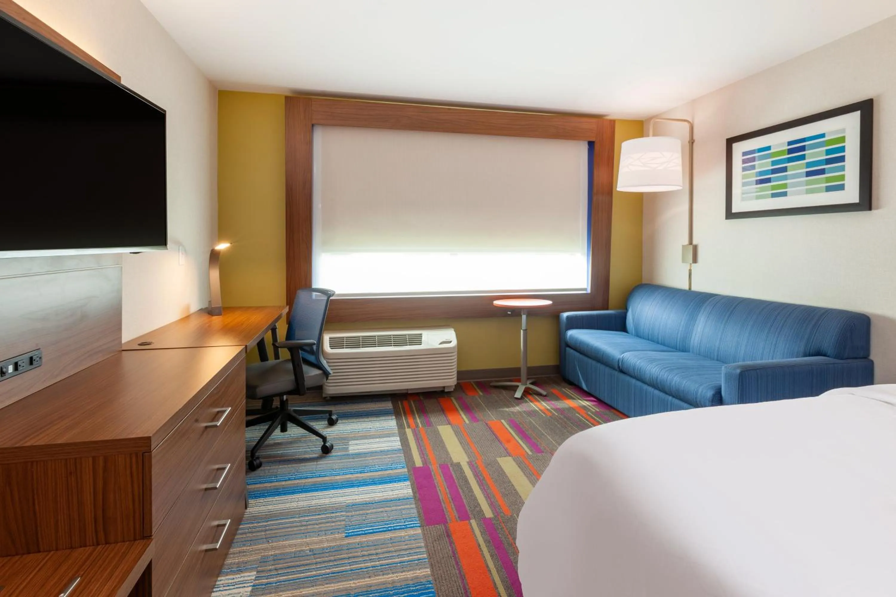 King Suite with Bath Tub - Disability Accessible in Holiday Inn Express & Suites Brunswick-Harpers Ferry Area by IHG