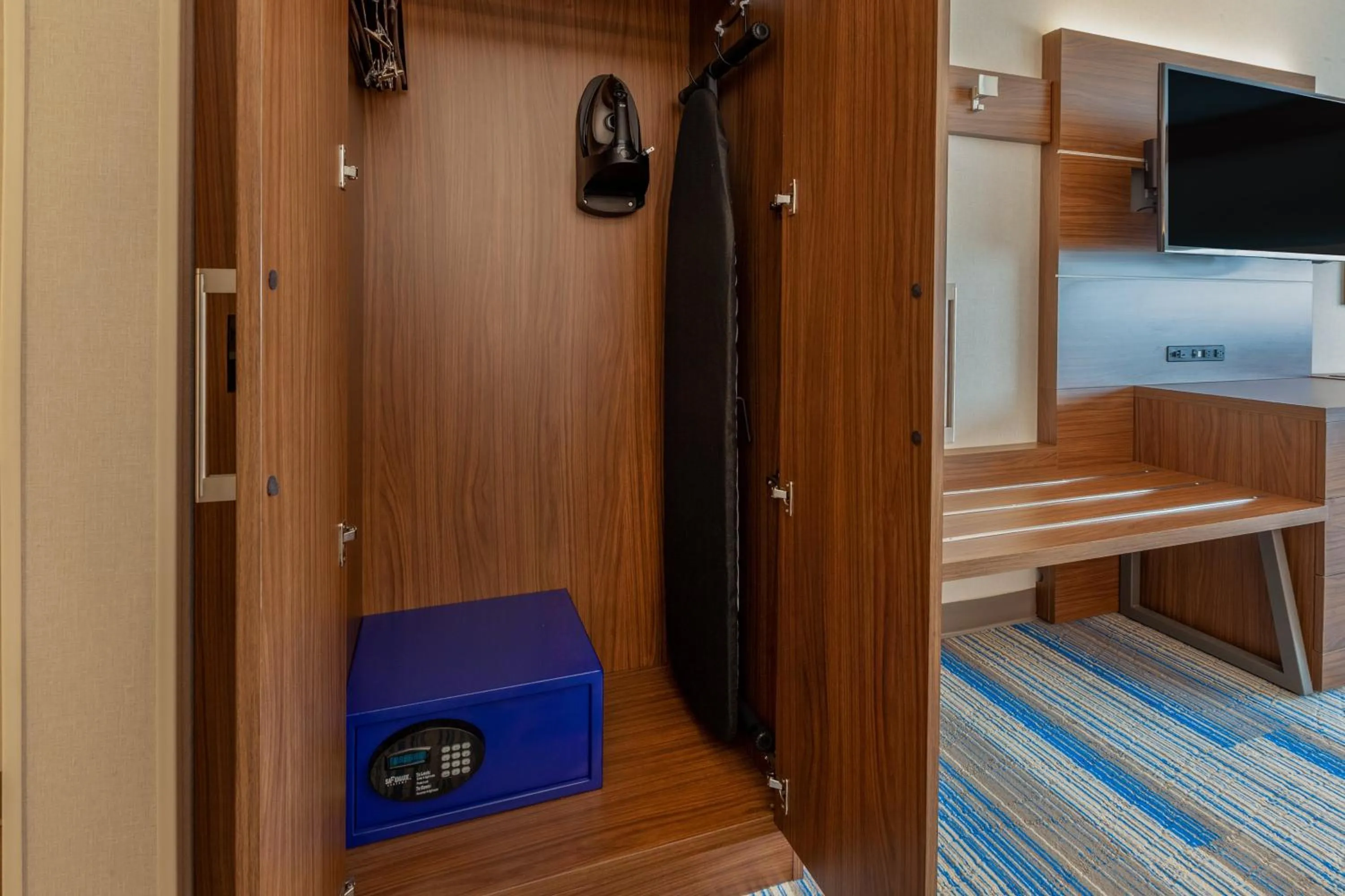 Suite with Twin Beds and Hearing Accessible Tran Shower - Non-Smoking in Holiday Inn Express & Suites Brunswick-Harpers Ferry Area by IHG