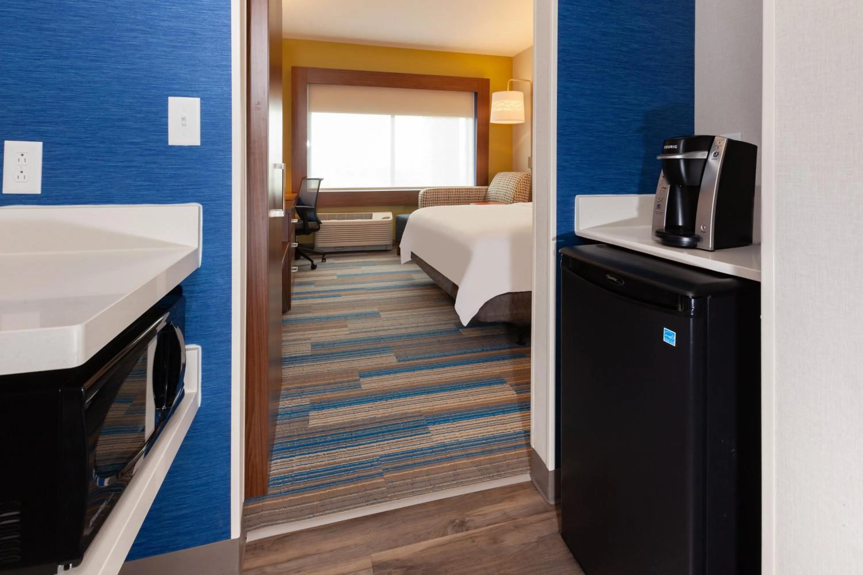 King Room - Hearing Accessible in Holiday Inn Express & Suites Brunswick-Harpers Ferry Area by IHG